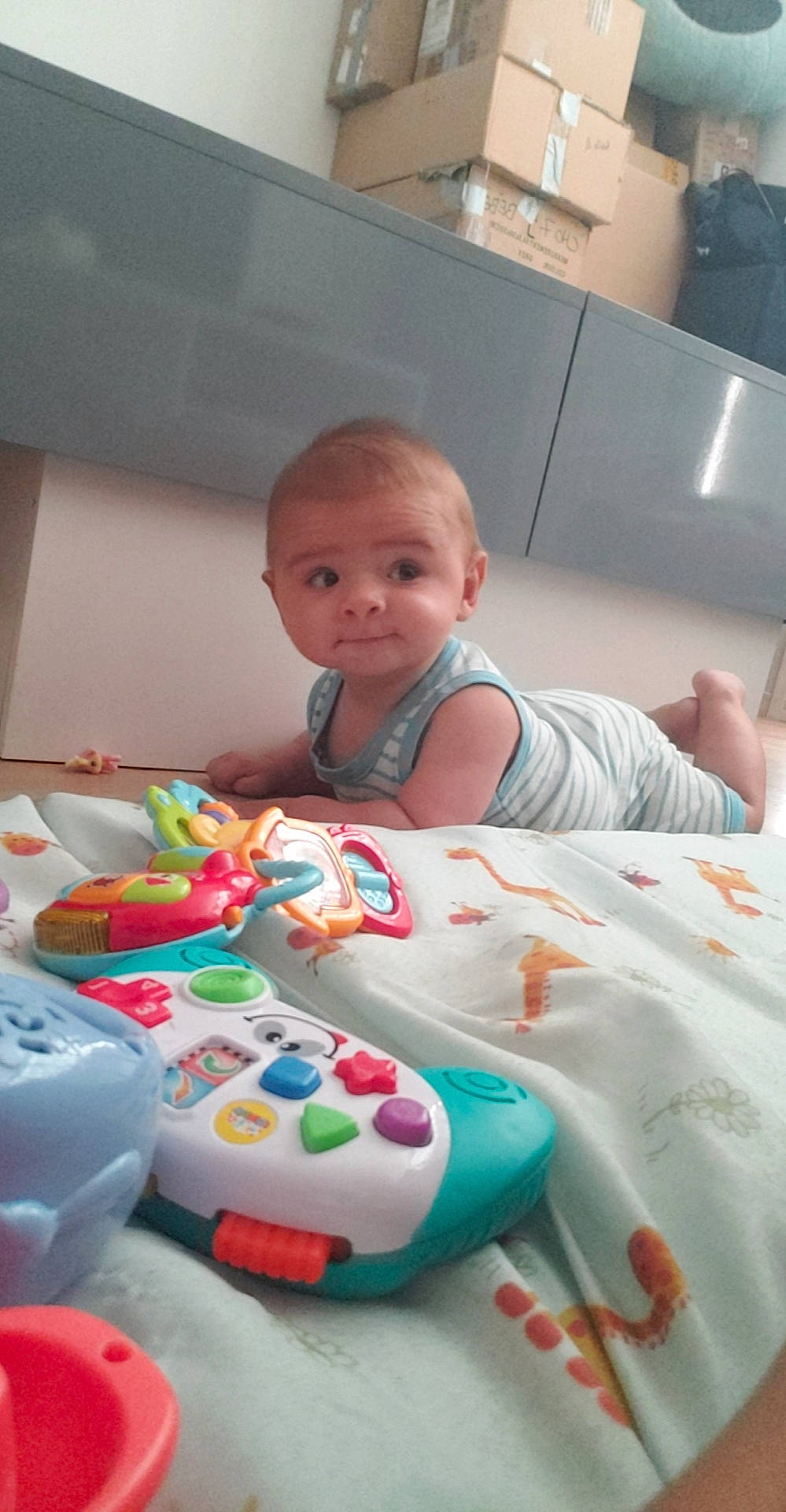 Gaye a rejoint le concours — aidez-le/la à gagner de superbes lots ! baby, baby_playing_with_toys, baby_products, baby_toddler_clothing, baby_toys, cheek, child, comfort, event, flooring, fun, person, plastic, play, room, sitting, skin, sweetness, textile, toddler