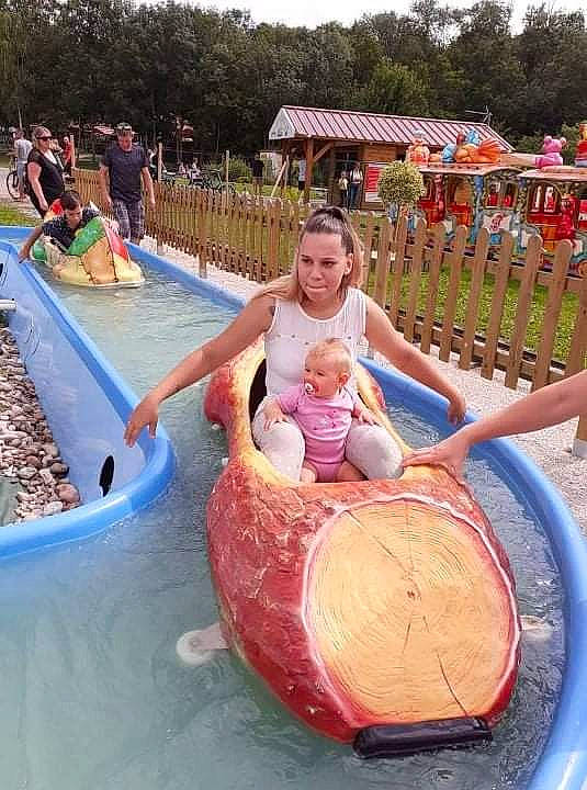 Chelsea a rejoint le concours — aidez-le/la à gagner de superbes lots ! amusement_park, child, chute, fun, happy, leisure, nonbuilding_structure, outdoor_play_equipment, outdoor_recreation, person, plant, play, playground, recreation, sky, smile, summer, toddler, tree, vacation