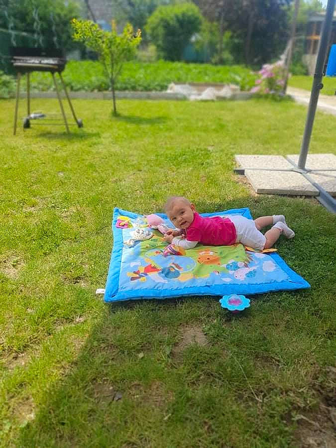 Chelsea a rejoint le concours — aidez-le/la à gagner de superbes lots ! child, city, event, fun, grass, grass_family, grassland, groundcover, landscape, lawn, leisure, natural_environment, outdoor_furniture, outdoor_recreation, person, plant, public_space, recreation, t_shirt, toddler