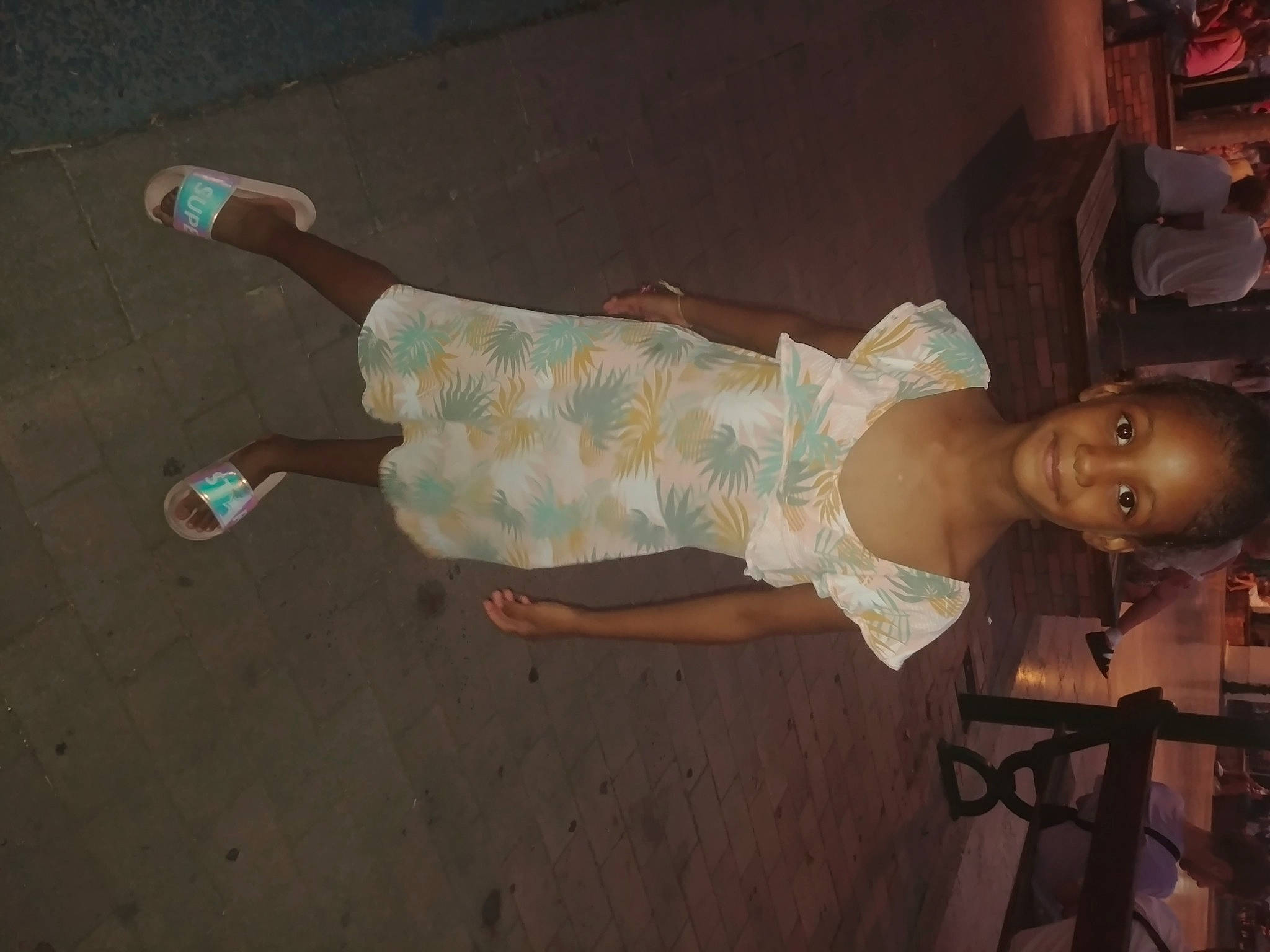 Amélie a rejoint le concours — aidez-le/la à gagner de superbes lots ! baby, baby_toddler_clothing, child, elbow, flash_photography, flooring, foot, fun, happy, hat, human_leg, joy, knee, person, room, sandal, shadow, smile, thigh, toddler