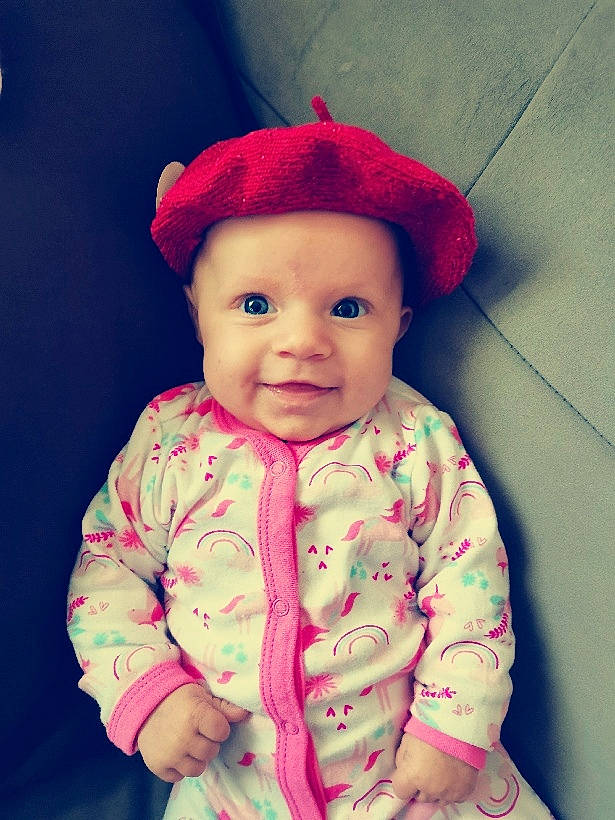 Victorine participe au concours pour gagner de l'argent avec cette photo : blue, cap, clothing, eye, face, finger, fun, green, hairstyle, head, headwear, human, human_body, lighting, lip, people, person, product, skin, vertebrate