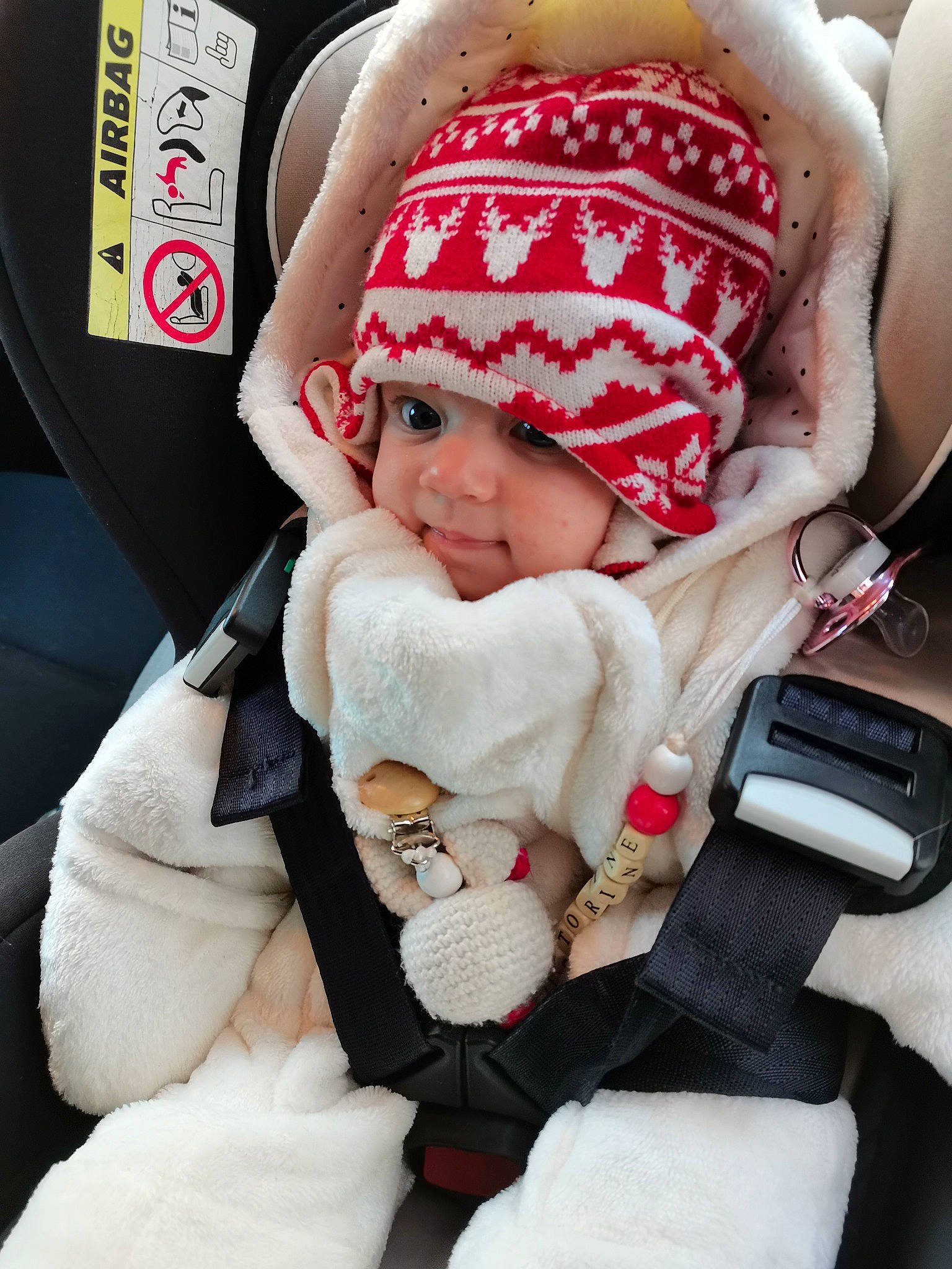 Victorine a rejoint le concours — aidez-le/la à gagner de superbes lots ! baby_carriage, baby_products, cap, comfort, eye, eyewear, face, finger, fun, green, head, headwear, human, lip, mode_of_transport, people, person, product, sitting, vertebrate