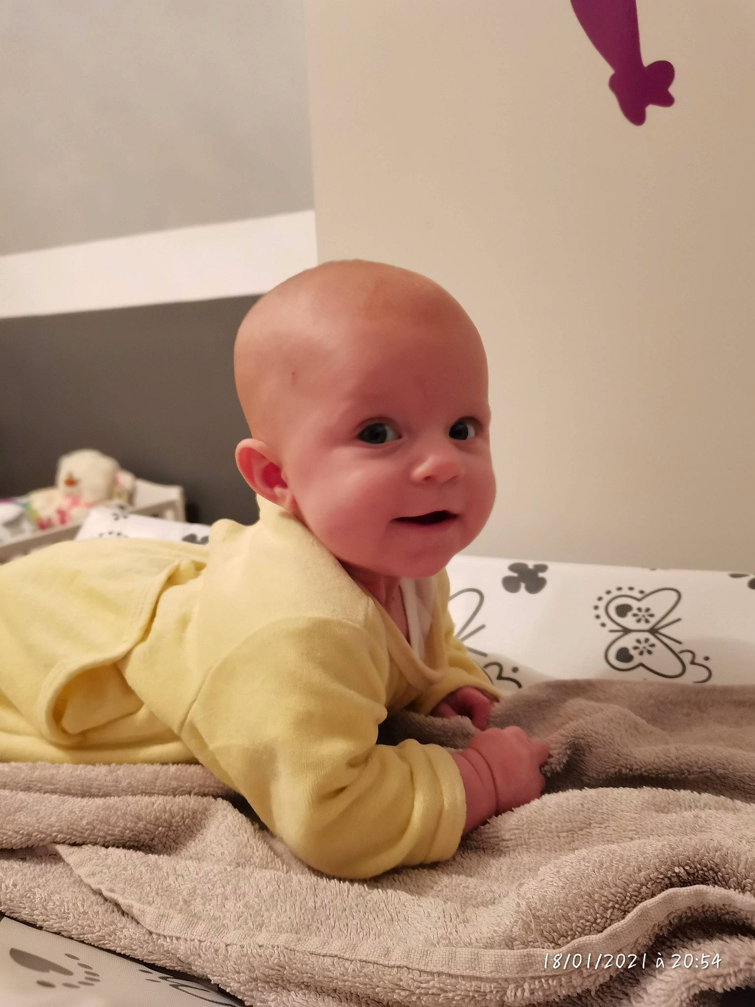 Victorine participe au concours pour gagner de l'argent avec cette photo : blue, cheek, comfort, eye, face, finger, floor, flooring, fun, green, head, human, lighting, lip, people, person, product, room, sitting, vertebrate