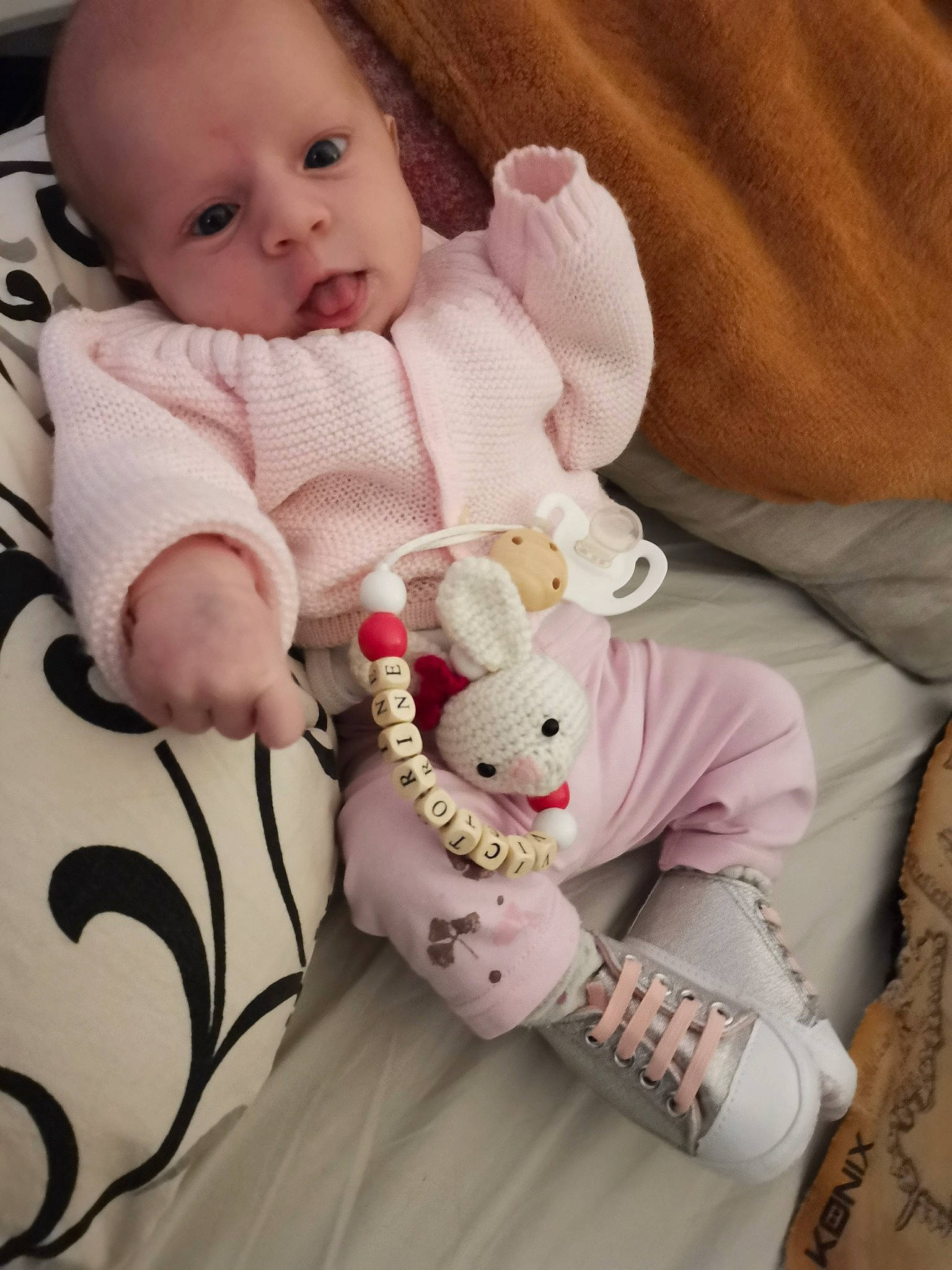 Victorine participe au concours pour gagner de l'argent avec cette photo : baby, baby_products, baby_toys, blanket, cheek, child, person, pink, product, skin, toddler, toy