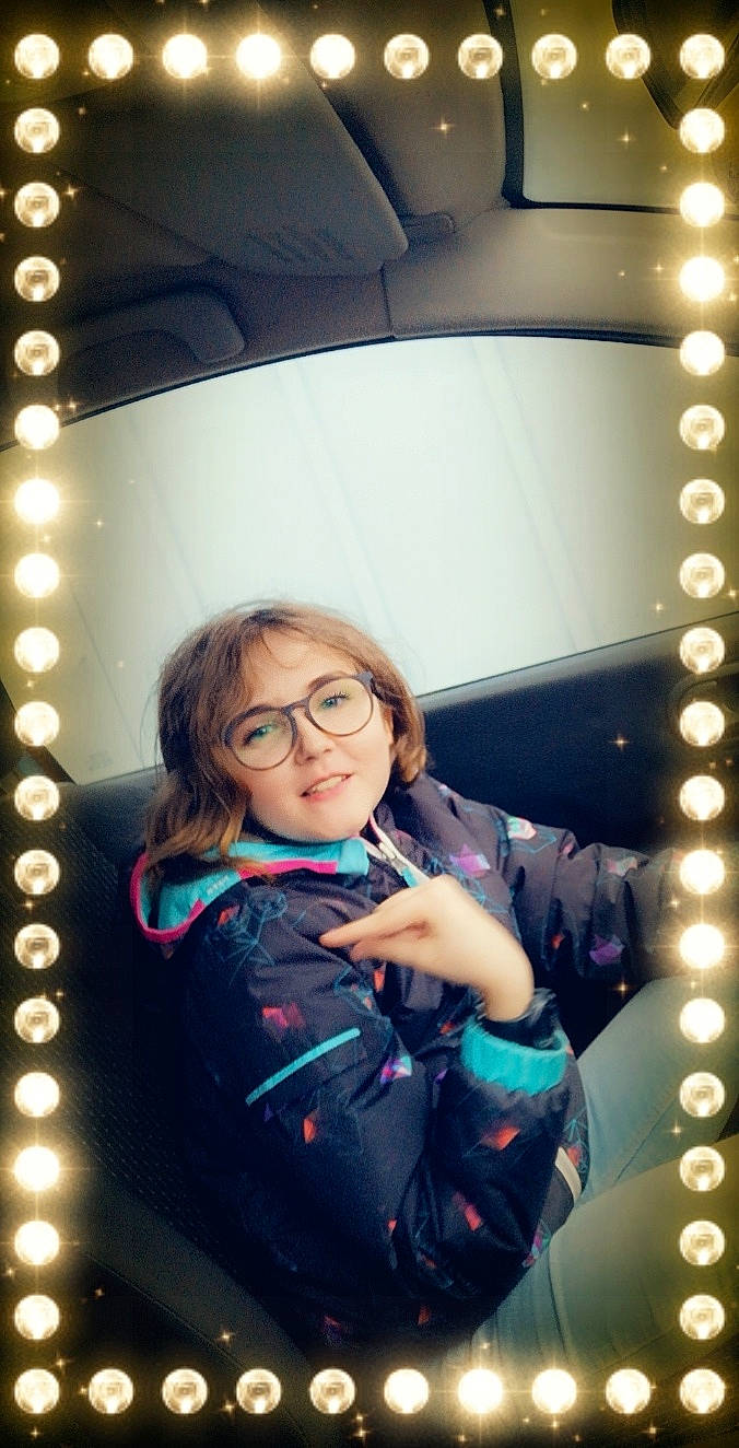 Lona participe au concours pour gagner de l'argent avec cette photo : child, cool, design, eyewear, fun, glasses, person, photography, selfie, smile, snapshot