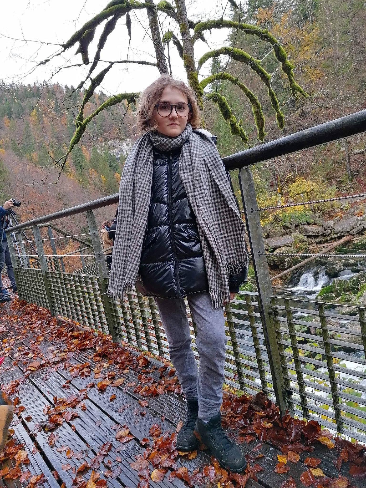 Lona a rejoint le concours — aidez-le/la à gagner de superbes lots ! autumn, branch, clothing, coat, design, fashion, footwear, fur, jacket, jeans, leaf, outerwear, pattern, person, plaid, plant, street_fashion, tartan, textile, tree