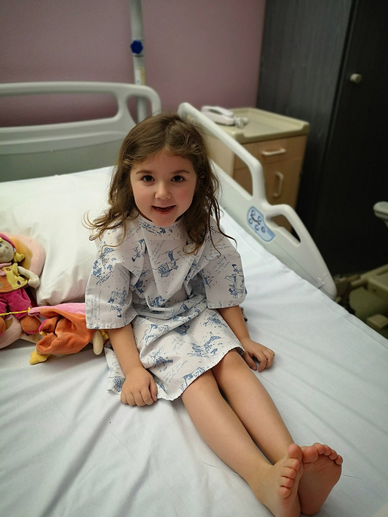 Elia a rejoint le concours — aidez-le/la à gagner de superbes lots ! arm, barefoot, cheek, child, eye, finger, hand, human_body, human_leg, joint, knee, leg, long_hair, person, pink, shoulder, sitting, skin, smile, thigh