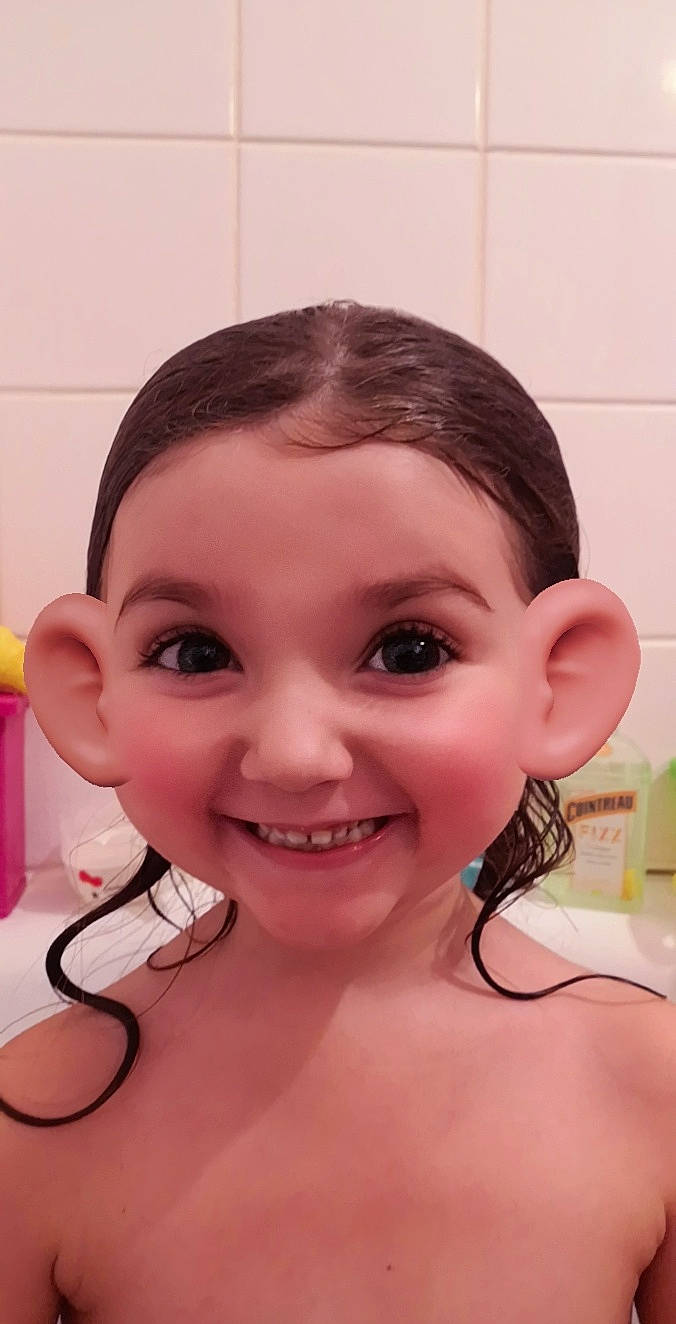 Elia a rejoint le concours — aidez-le/la à gagner de superbes lots ! beauty, cheek, child, chin, ear, eye, eyebrow, eyelash, face, facial_expression, forehead, hair, hairstyle, head, joy, lip, neck, nose, person, pink