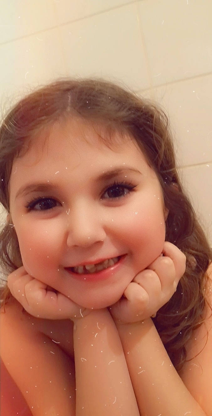 Elia participe au concours pour gagner de l'argent avec cette photo : beauty, cheek, child, chin, close_up, eye, eyebrow, face, facial_expression, forehead, hair, hand, head, jaw, joy, lip, mouth, nose, person, skin