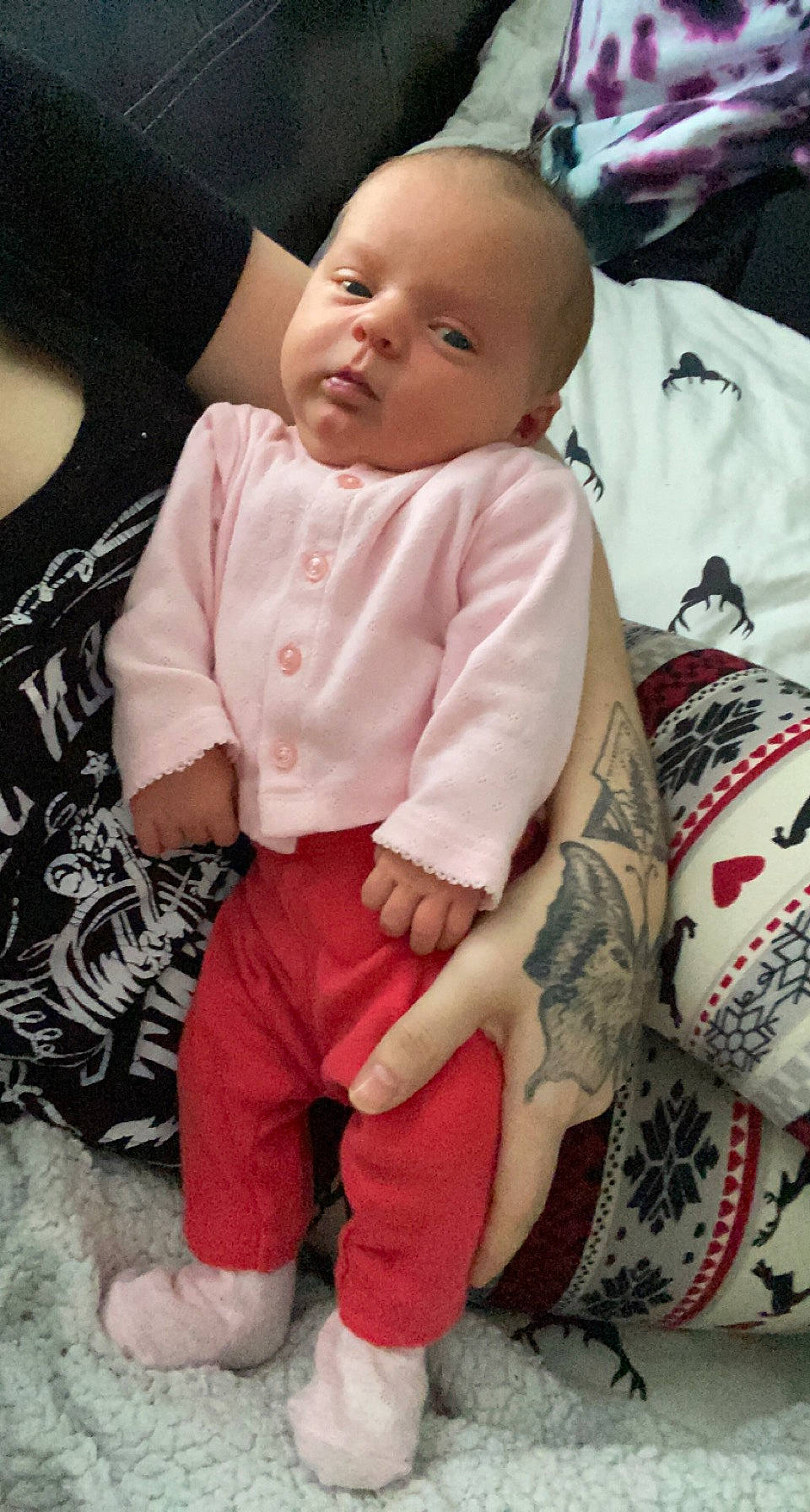 Octavia participe au concours pour gagner de l'argent avec cette photo : baby, baby_toddler_clothing, cheek, clothing, comfort, eye, gesture, hand, happy, human_body, lip, mouth, neck, nose, person, pink, skin, sleeve, smile, toddler