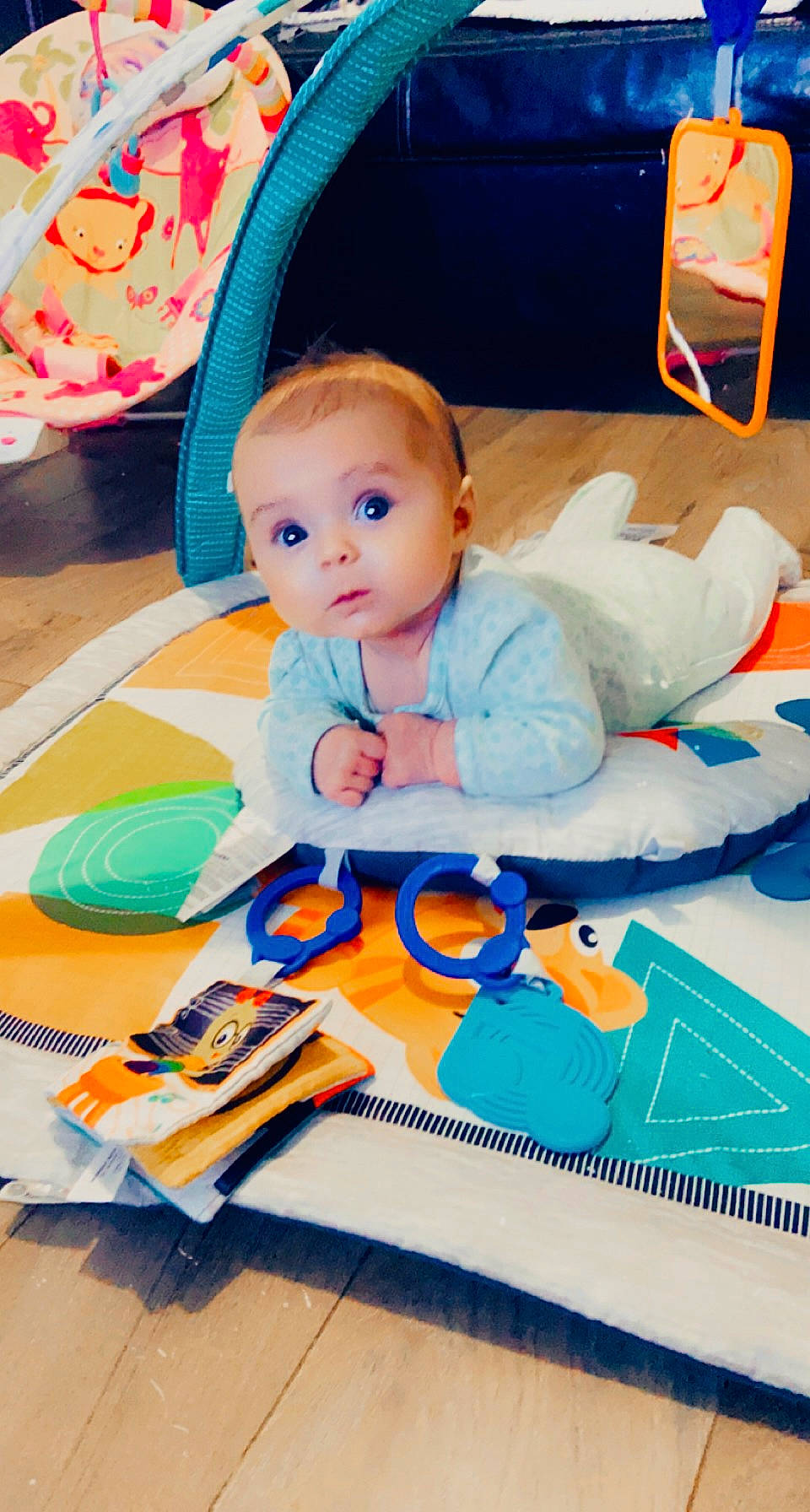 Octavia participe au concours pour gagner de l'argent avec cette photo : baby, baby_playing_with_toys, baby_products, baby_toddler_clothing, baby_toys, blue, chair, child, comfort, electric_blue, flooring, fun, human_body, leisure, person, play, recreation, sitting, smile, surprise