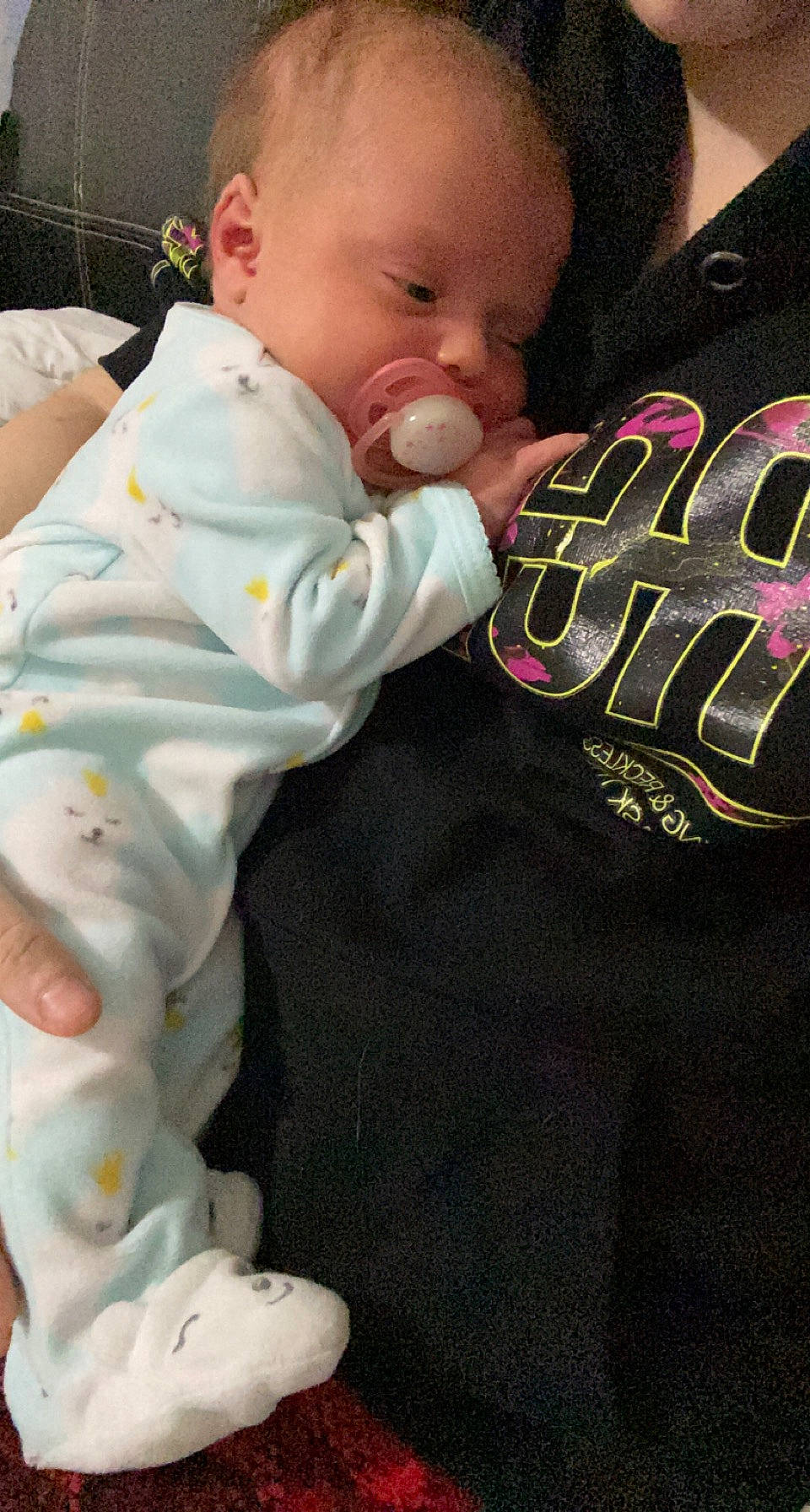 Octavia participe au concours pour gagner de l'argent avec cette photo : baby, baby_products, baby_sleeping, baby_toddler_clothing, cheek, child, comfort, finger, gesture, happy, iris, person, photograph, product, skin, sleeve, t_shirt, textile, thumb, toddler