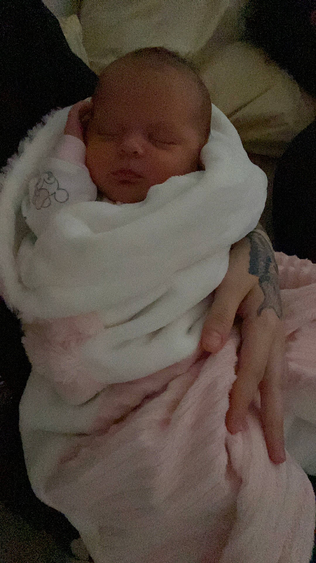 Octavia a rejoint le concours — aidez-le/la à gagner de superbes lots ! baby, baby_products, baby_sleeping, baby_toddler_clothing, bedtime, child, comfort, face, fur, hand, human_body, linens, nap, peach, person, pink, sleep, sleeve, thumb, toddler