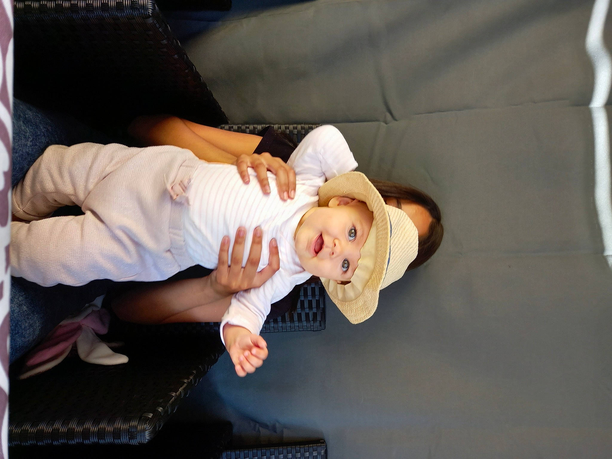 Aliya a rejoint le concours — aidez-le/la à gagner de superbes lots ! baby, baby_products, child, comfort, couch, dress, elbow, flash_photography, hat, headwear, human_leg, knee, linens, person, room, sandal, sitting, sleeve, t_shirt, thigh