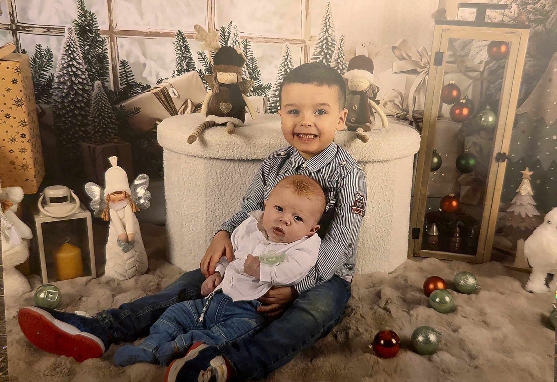 Ezio a rejoint le concours — aidez-le/la à gagner de superbes lots ! child, baby, smiling, holiday, christmas, decorations, ornaments, angel_doll, toys, festive, winter, indoor, cute, family, portrait, sitting, clothing, jeans, shoes, happy