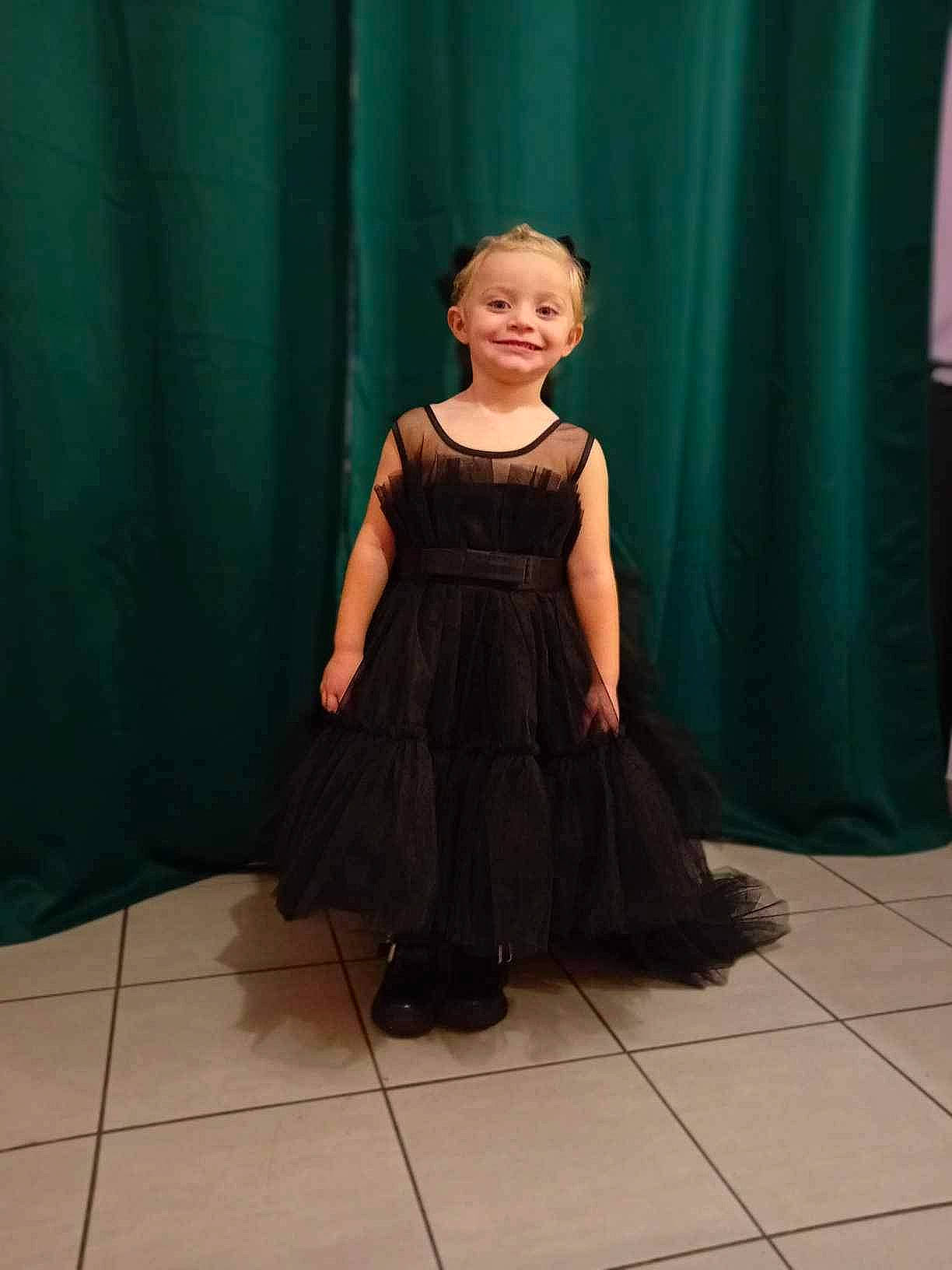 Leya participe au concours pour gagner de l'argent avec cette photo : cocktail_dress, curtain, day_dress, dress, embellishment, event, fashion_design, flash_photography, floor, flooring, formal_wear, joint, joy, one_piece_garment, pattern, person, shoulder, sleeve, smile, toddler