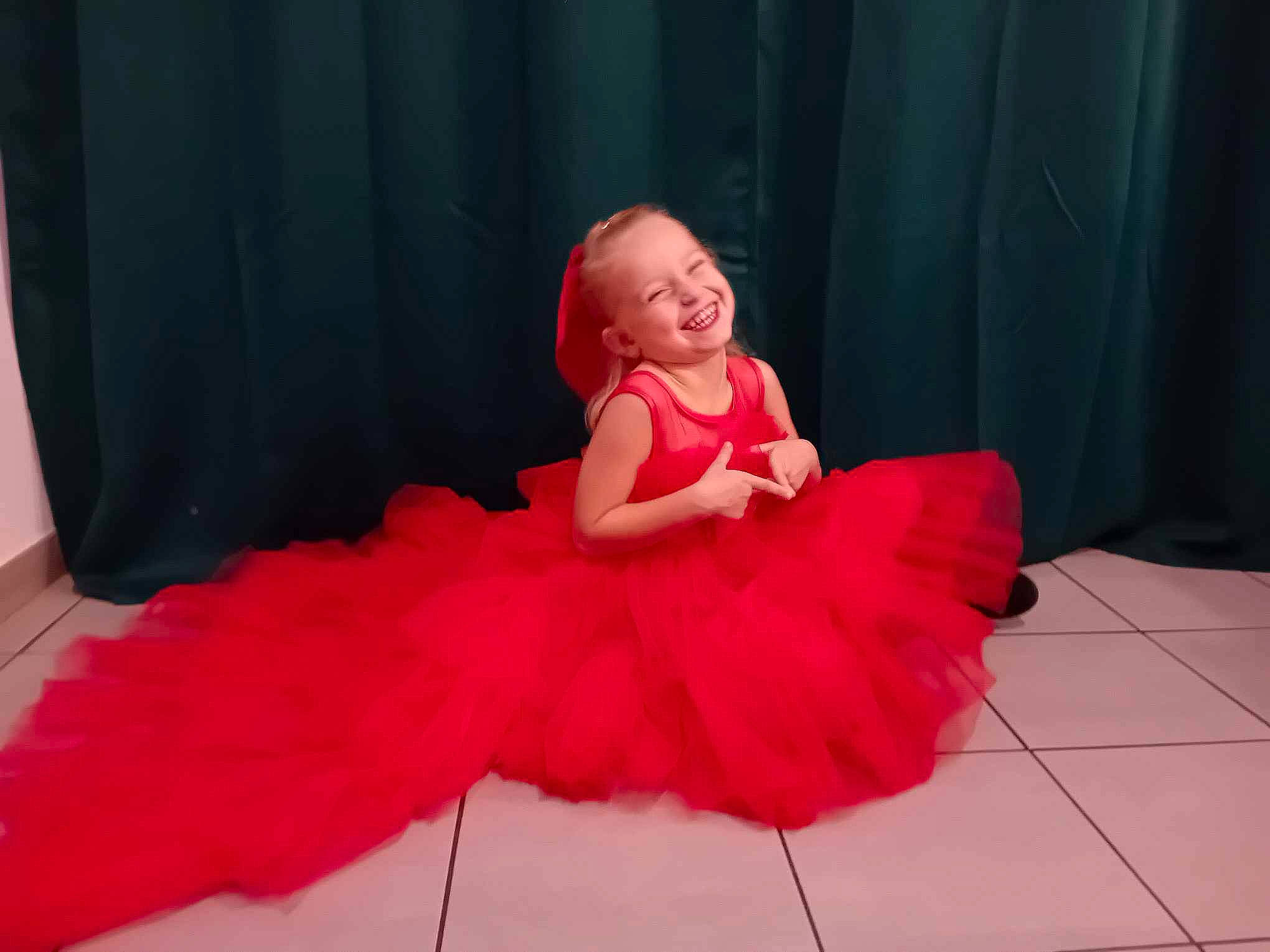 Nelia participe au concours pour gagner de l'argent avec cette photo : baby_toddler_clothing, ballet_tutu, curtain, day_dress, dress, embellishment, entertainment, event, fashion_design, flooring, formal_wear, gown, happy, joy, magenta, one_piece_garment, performing_arts, person, petal, pink