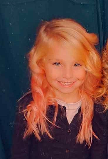 Nelia participe au concours pour gagner de l'argent avec cette photo : cheek, child, chin, electric_blue, eye, eyebrow, eyelash, flash_photography, forehead, fun, happy, iris, joy, layered_hair, lip, long_hair, person, smile, space, step_cutting