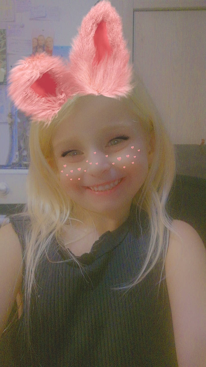 Nelia a rejoint le concours — aidez-le/la à gagner de superbes lots ! blond, child, chin, ear, eyebrow, eyelash, fashion_accessory, fawn, fur, hair_accessory, happy, headgear, headpiece, iris, joy, lip, long_hair, person, smile, tail