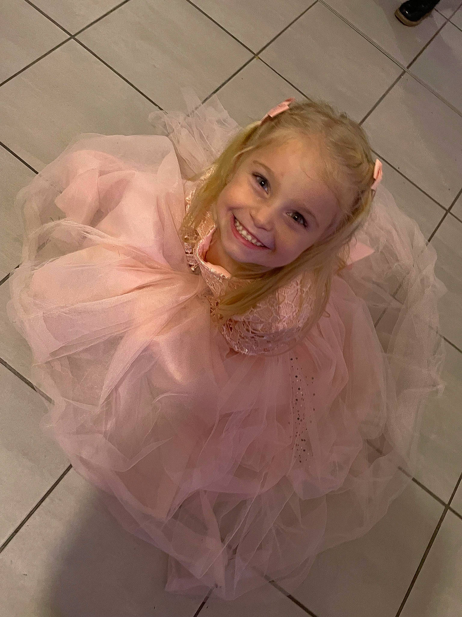 Nelia participe au concours pour gagner de l'argent avec cette photo : bathing, bathroom, blond, bridal_accessory, bridal_clothing, child, dress, embellishment, flash_photography, flooring, fun, happy, head, headgear, headpiece, human_body, joy, long_hair, person, pink