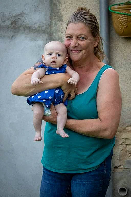 Yliana a rejoint le concours — aidez-le/la à gagner de superbes lots ! arm, blue, clothing, eye, face, flash_photography, gesture, green, hair, hairstyle, hand, happy, head, jeans, joint, joy, person, shoulder, skin, smile