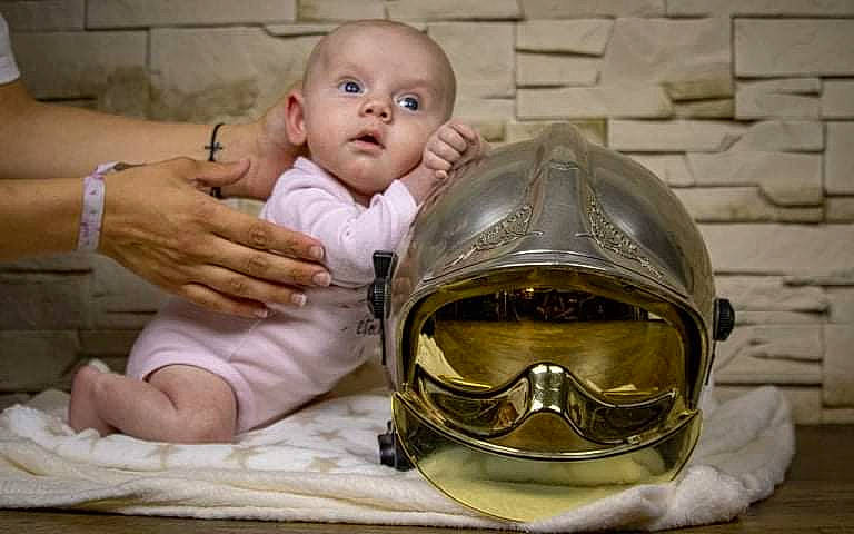 Yliana a rejoint le concours — aidez-le/la à gagner de superbes lots ! art, baby, baby_toddler_clothing, child, comfort, eye, eyewear, face, flooring, fun, happy, head, mammal, motorcycle_helmet, mouth, person, personal_protective_equipment, smile, sports_gear, toddler