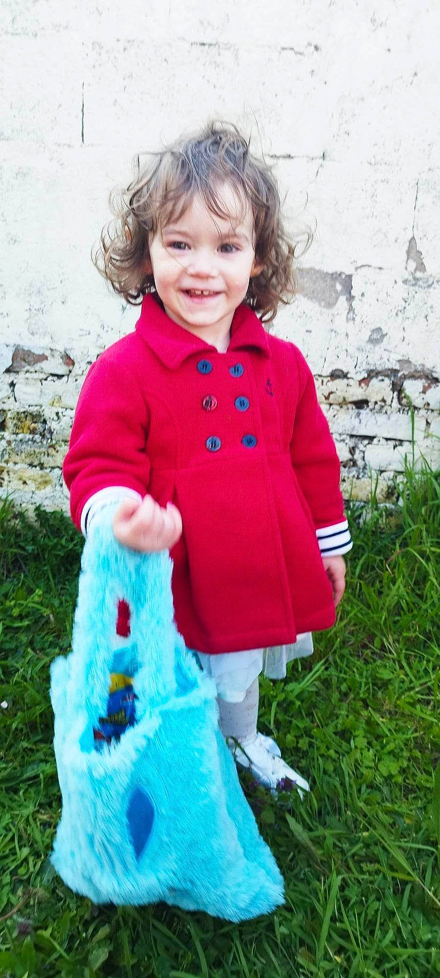 Sidwell participe au concours pour gagner de l'argent avec cette photo : baby, baby_toddler_clothing, child, clothing, electric_blue, face, grass, happy, jacket, joy, outerwear, pattern, people_in_nature, person, pink, plant, play, sitting, sleeve, smile