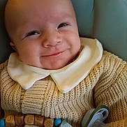 Jules participe au concours pour gagner de l'argent avec cette photo : baby, smile, knit_sweater, white_collar, pacifier, beaded_toy, wooden_beads, toy, infant, cute, child, portrait, closeup, happy, indoor, person, face, skin, head, comfort