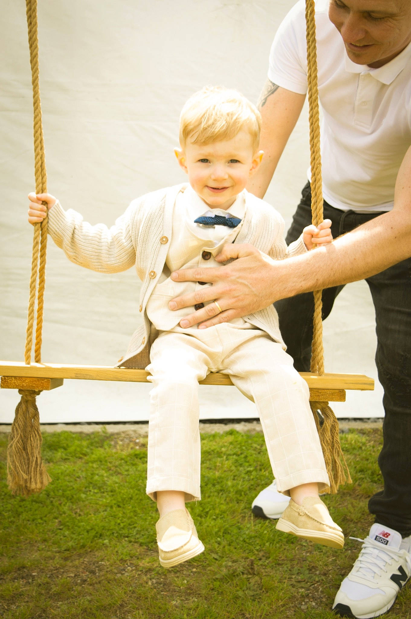 Charli a rejoint le concours — aidez-le/la à gagner de superbes lots ! arm, chair, child, event, foot, fun, gesture, grass, happy, headwear, holding_hands, joy, leg, leisure, people_in_nature, person, playing_with_kids, recreation, shoe, shorts