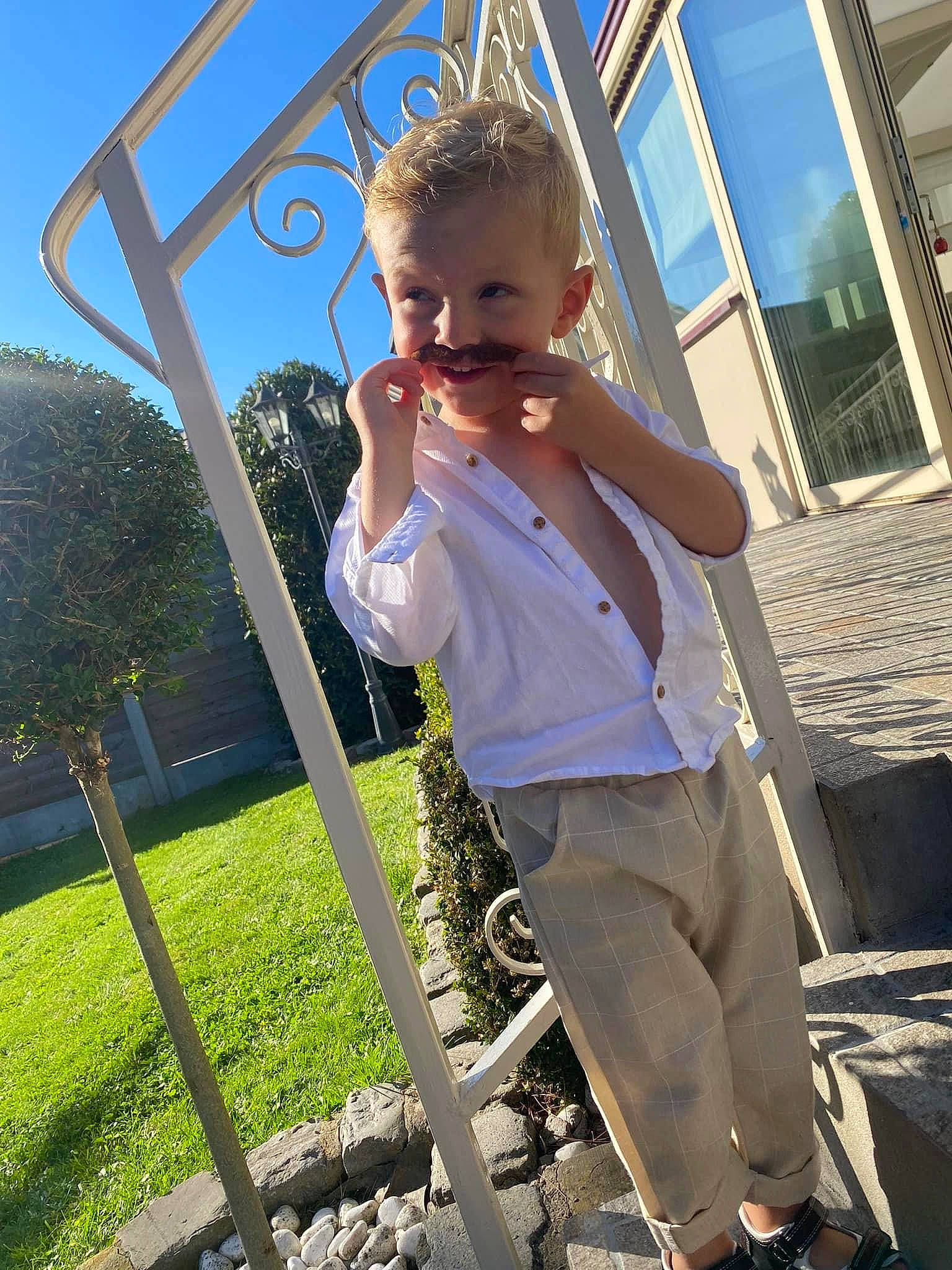 Charli a rejoint le concours — aidez-le/la à gagner de superbes lots ! child, city, daytime, electric_blue, eyewear, fun, grass, happy, leisure, outdoor_play_equipment, person, plant, public_space, recreation, shade, sitting, sky, swing, t_shirt, toddler