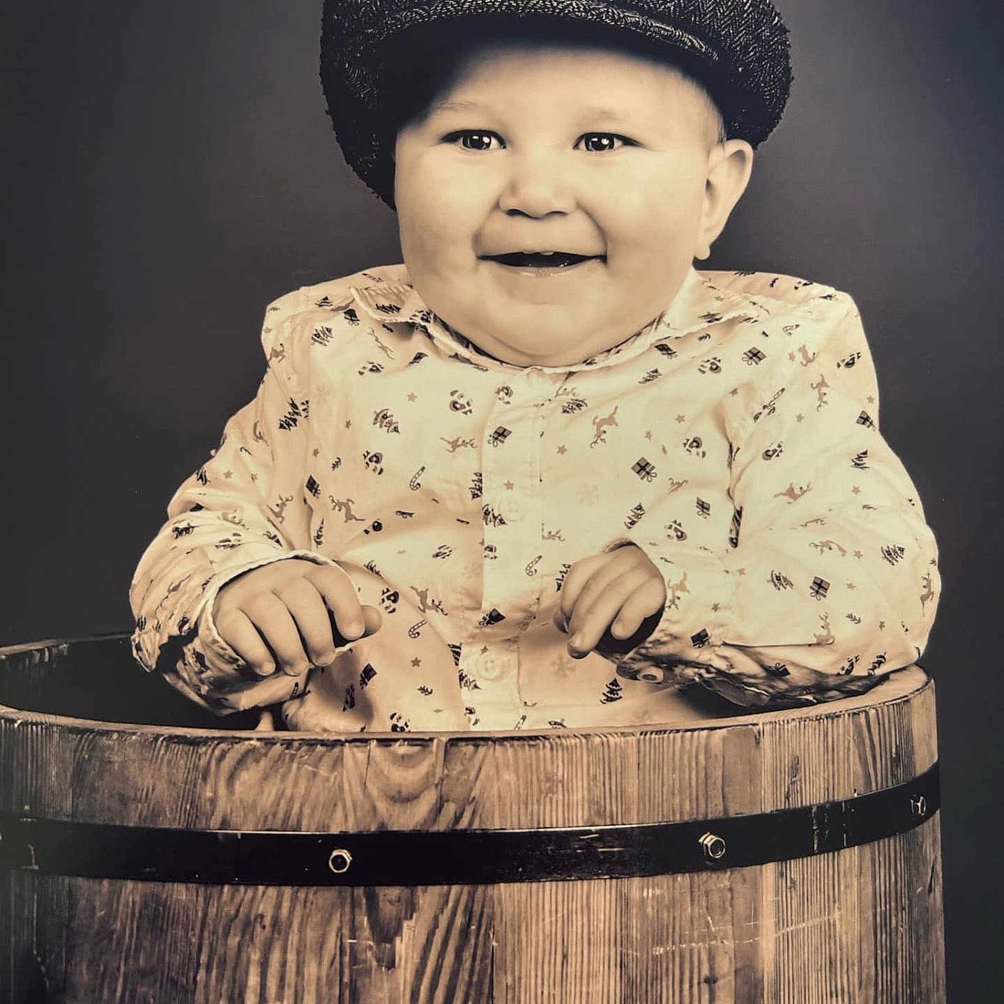 éden a rejoint le concours — aidez-le/la à gagner de superbes lots ! baby, babylaughing, barrel, baseballcap, basket, bucket, cap, clothing, face, happy, hat, head, hottub, laughing, person, photography, portrait, sitting, smile, tub