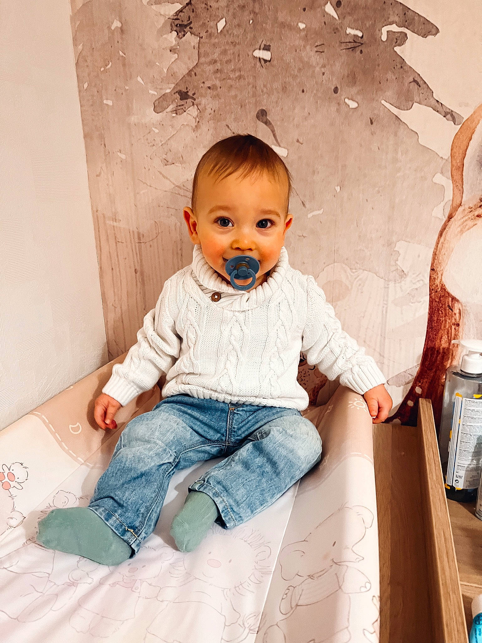 Adam a rejoint le concours — aidez-le/la à gagner de superbes lots ! baby, baby_toddler_clothing, cheek, child, child_model, comfort, denim, flooring, fun, happy, pattern, person, portrait_photography, room, sitting, skin, sleeve, smile, t_shirt, toddler