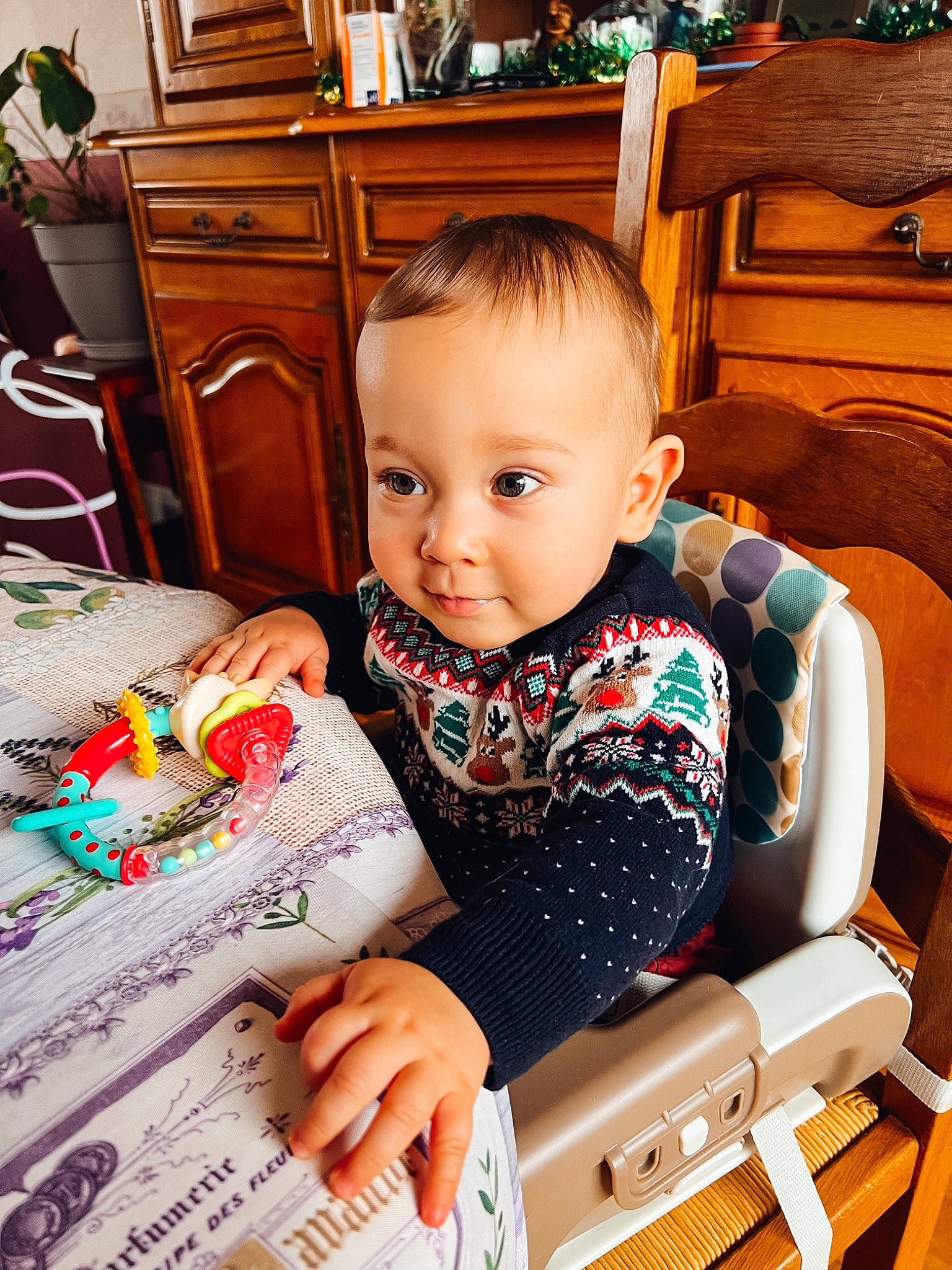 Adam a rejoint le concours — aidez-le/la à gagner de superbes lots ! baby, baby_toddler_clothing, cabinetry, chair, child, comfort, event, flooring, fun, happy, hardwood, holiday, houseplant, lap, person, product, room, sitting, toddler, varnish