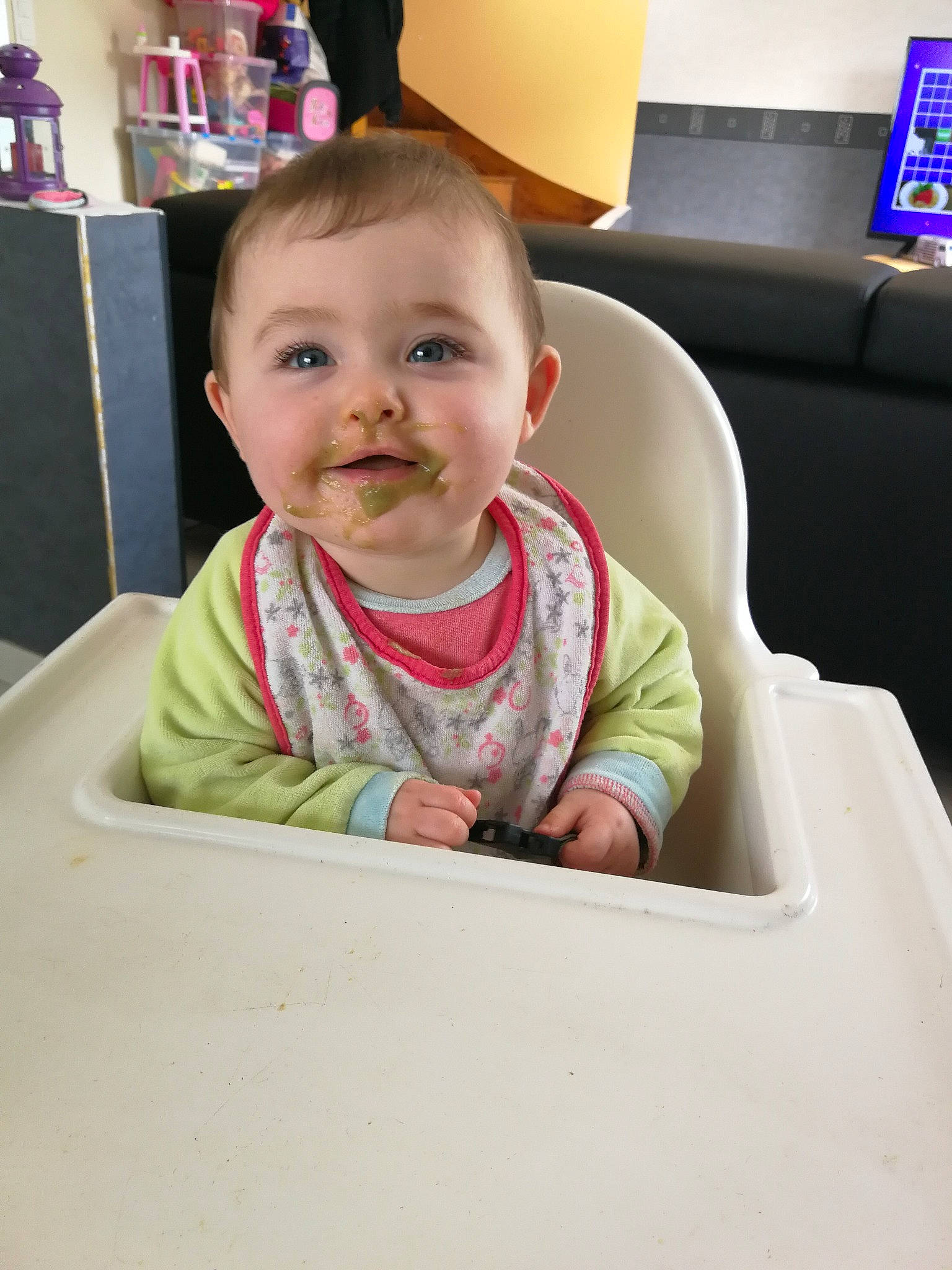 Maïwenn participe au concours pour gagner de l'argent avec cette photo : child, day, infant, person, play, product, sitting, skin, toddler