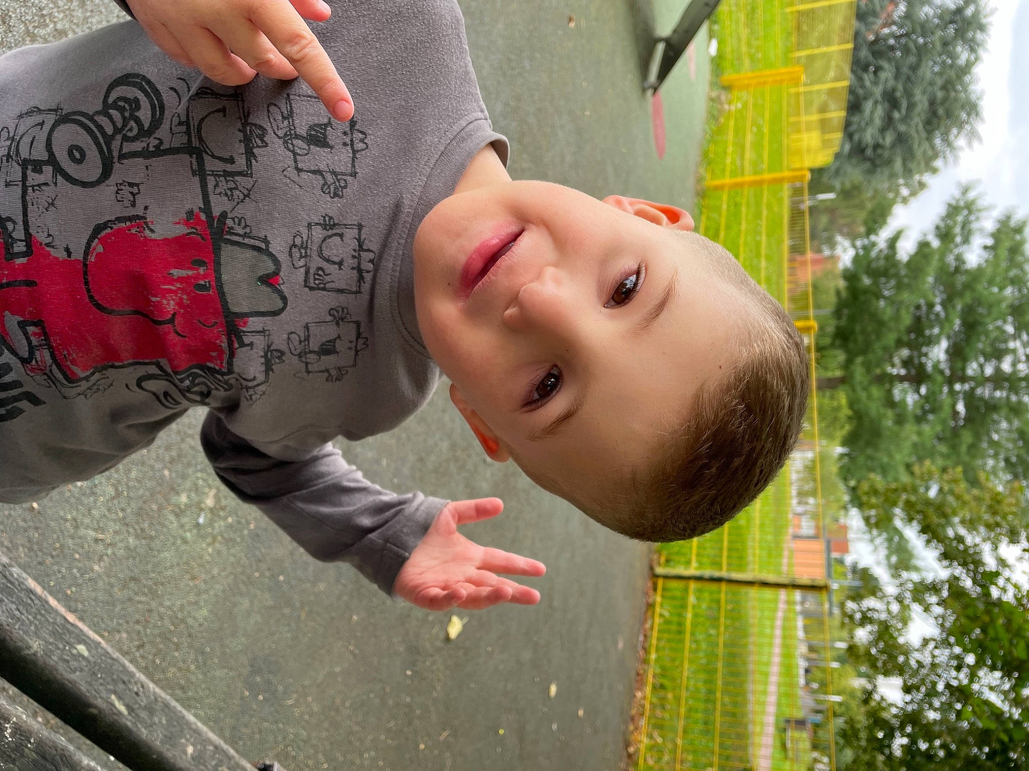 Malo a rejoint le concours — aidez-le/la à gagner de superbes lots ! baby, child, cool, facial_expression, grass, green, hand, happy, joy, leaf, leisure, people, people_in_nature, person, plant, public_space, red, skin, smile, toddler