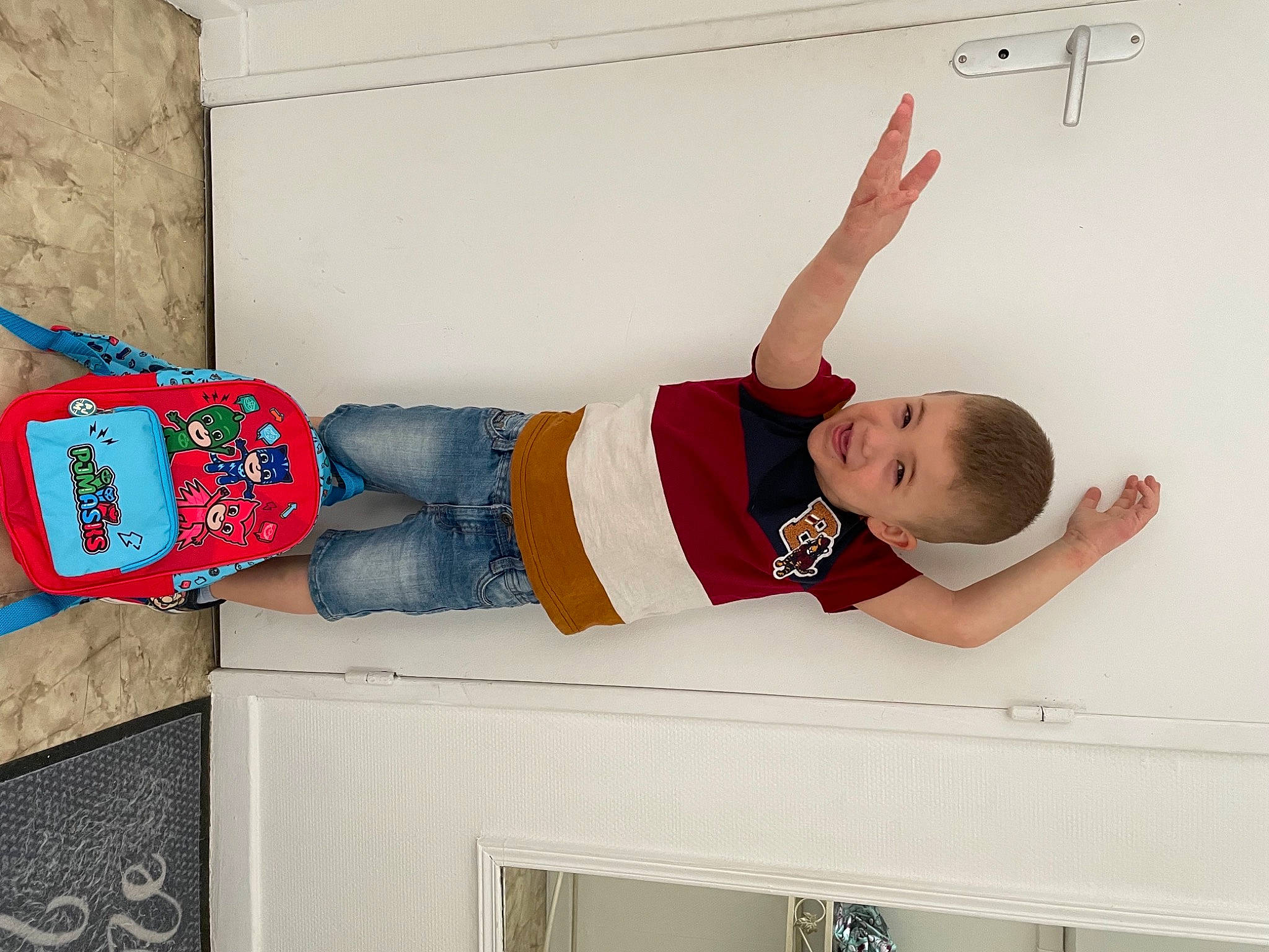 Malo participe au concours pour gagner de l'argent avec cette photo : arm, baby_toddler_clothing, balance, carmine, child, comfort, denim, elbow, human_leg, jeans, joint, knee, person, room, shorts, sock, sportswear, t_shirt, thigh, toddler