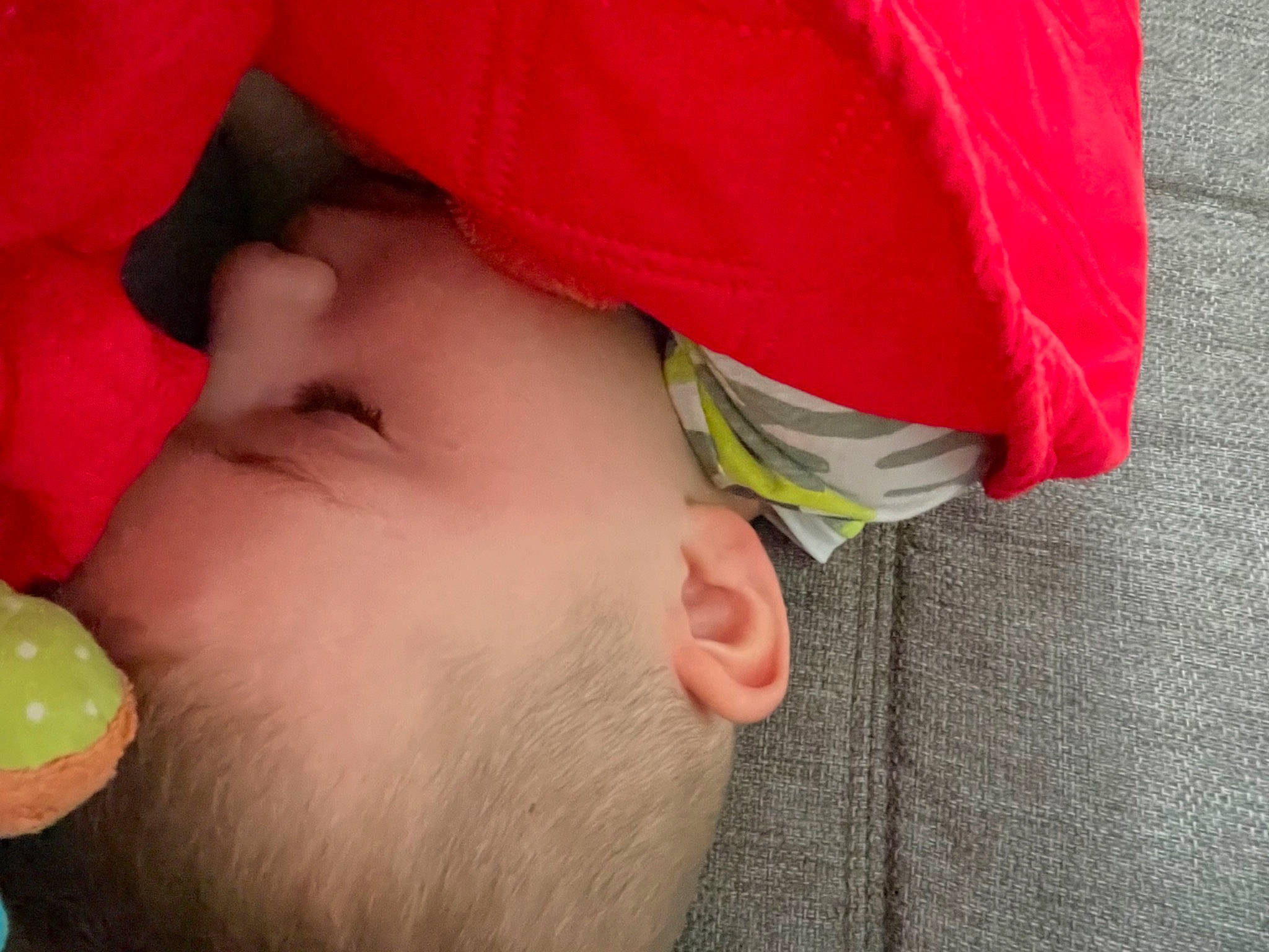 Malo a rejoint le concours — aidez-le/la à gagner de superbes lots ! baby, cheek, comfort, eye, eyebrow, eyelash, face, forehead, fun, happy, linens, lip, mouth, nose, orange, person, red, skin, stuffed_toy, toddler