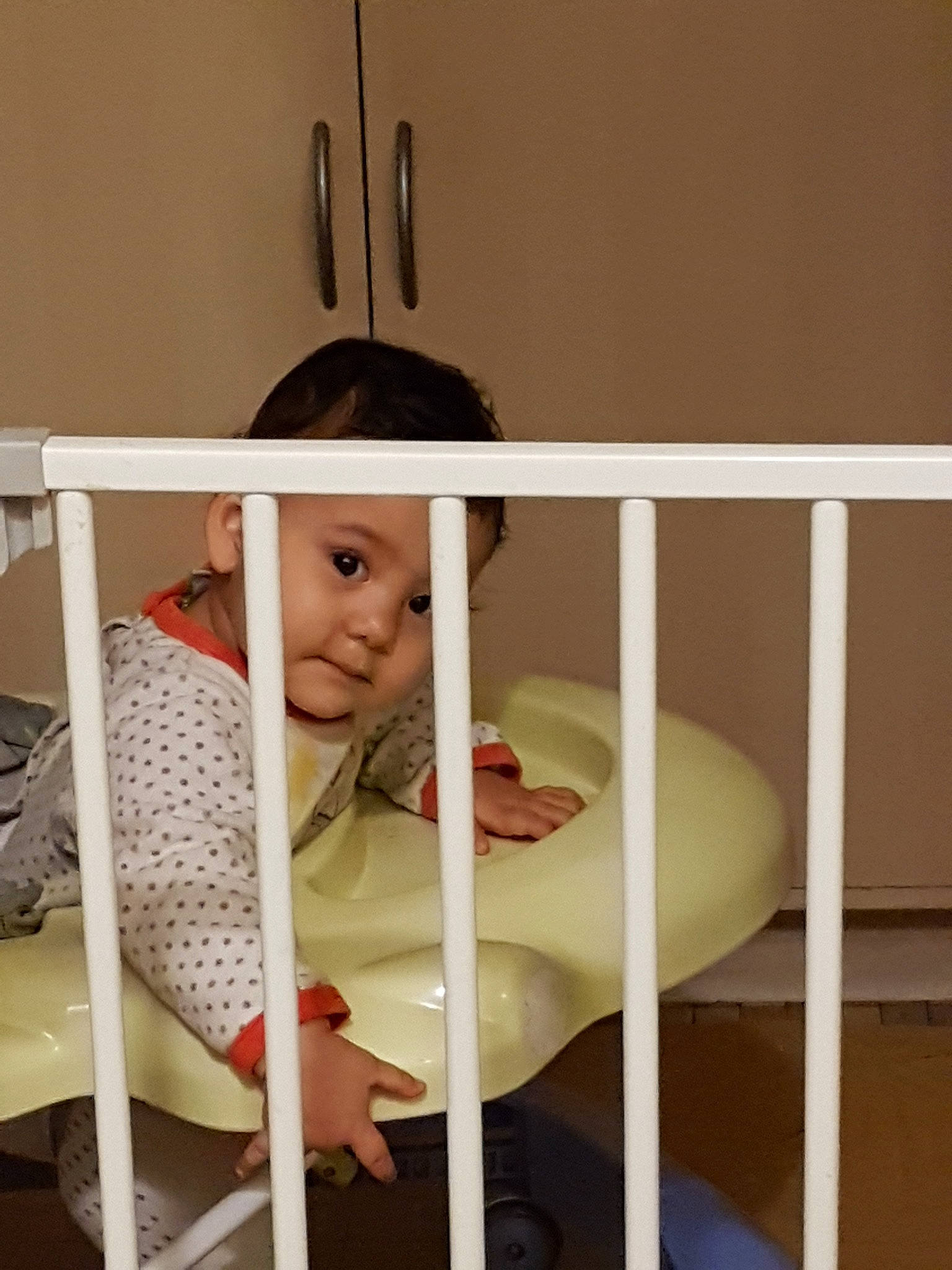 Lëina a rejoint le concours — aidez-le/la à gagner de superbes lots ! baby_products, baby_safety, bed, child, floor, flooring, furniture, infant_bed, person, product, room, shelf, shelving, table, toddler