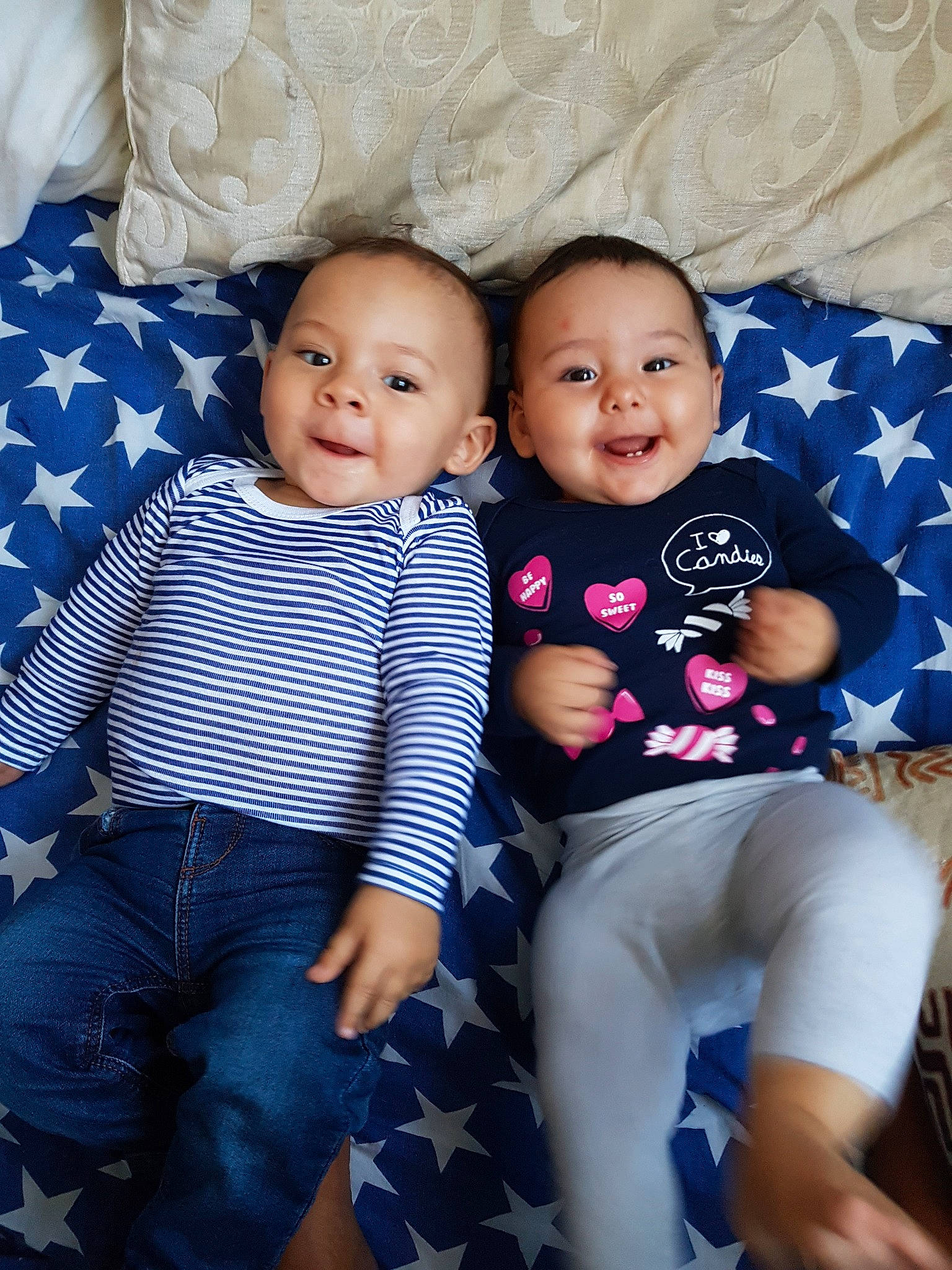 Lëina participe au concours pour gagner de l'argent avec cette photo : baby_products, blue, boy, child, day, family, fun, girl, happiness, infant, joy, mother, people, person, product, sibling, sitting, skin, smile, textile