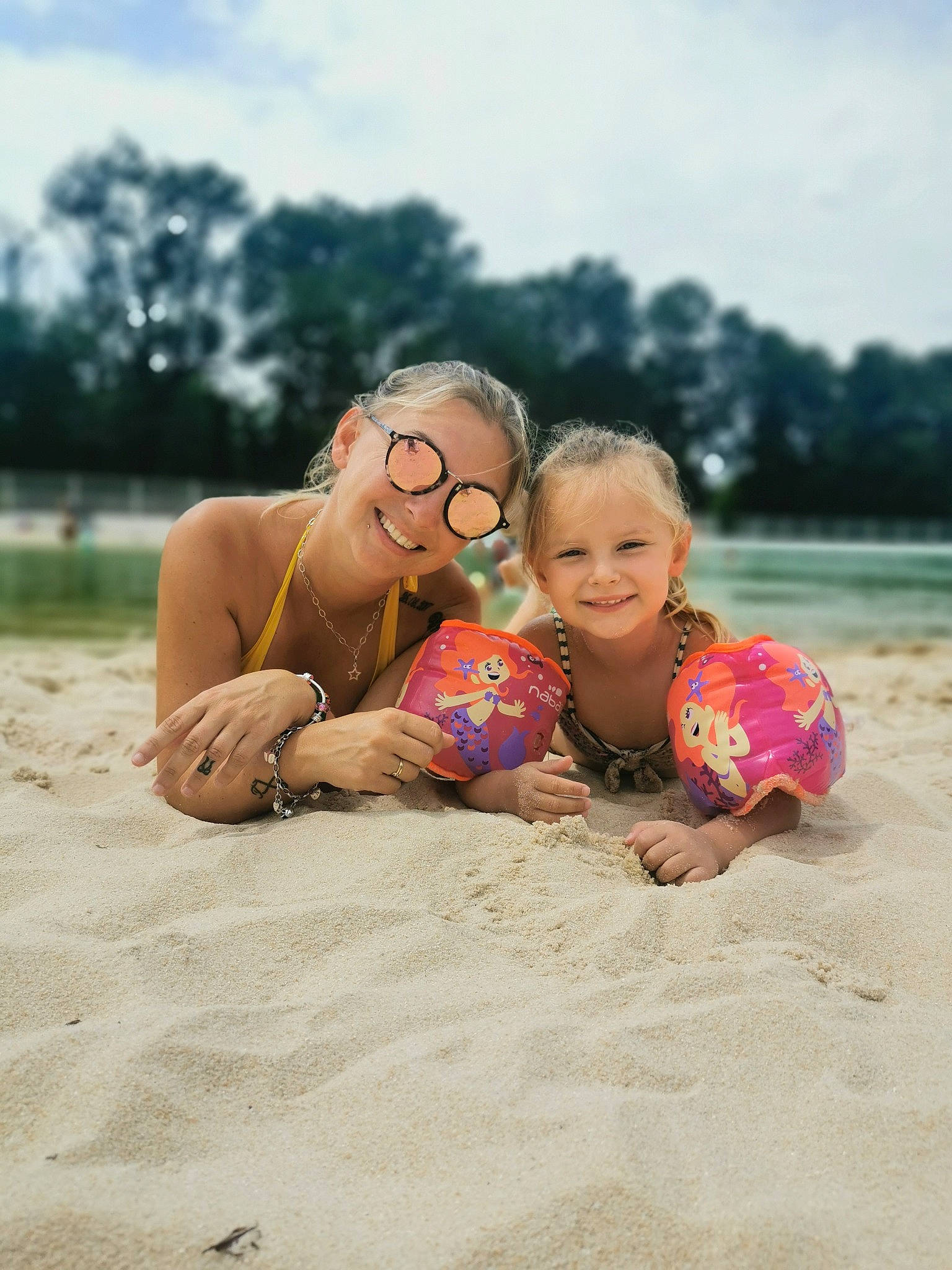 Stella a rejoint le concours — aidez-le/la à gagner de superbes lots ! beach, cloud, face, facial_expression, fun, grass, happy, joy, landscape, leisure, people_in_nature, people_on_beach, person, playing_with_kids, sand, sky, smile, sunlight, swimwear, toddler