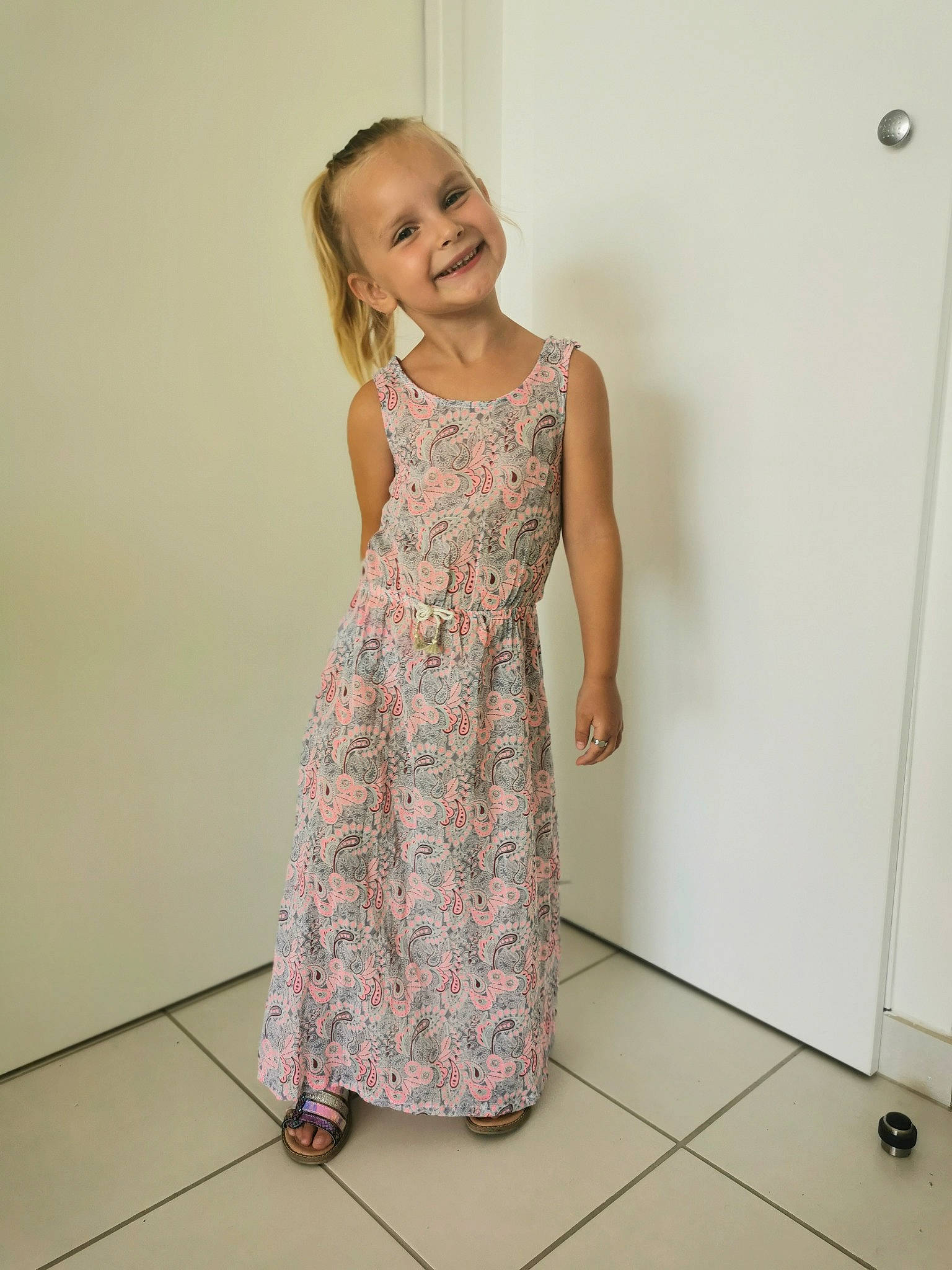 Stella participe au concours pour gagner de l'argent avec cette photo : arm, baby_toddler_clothing, day_dress, dress, fashion_design, floor, flooring, formal_wear, happy, human_body, human_leg, joy, knee, neck, one_piece_garment, pattern, person, shoe, sleeve, smile