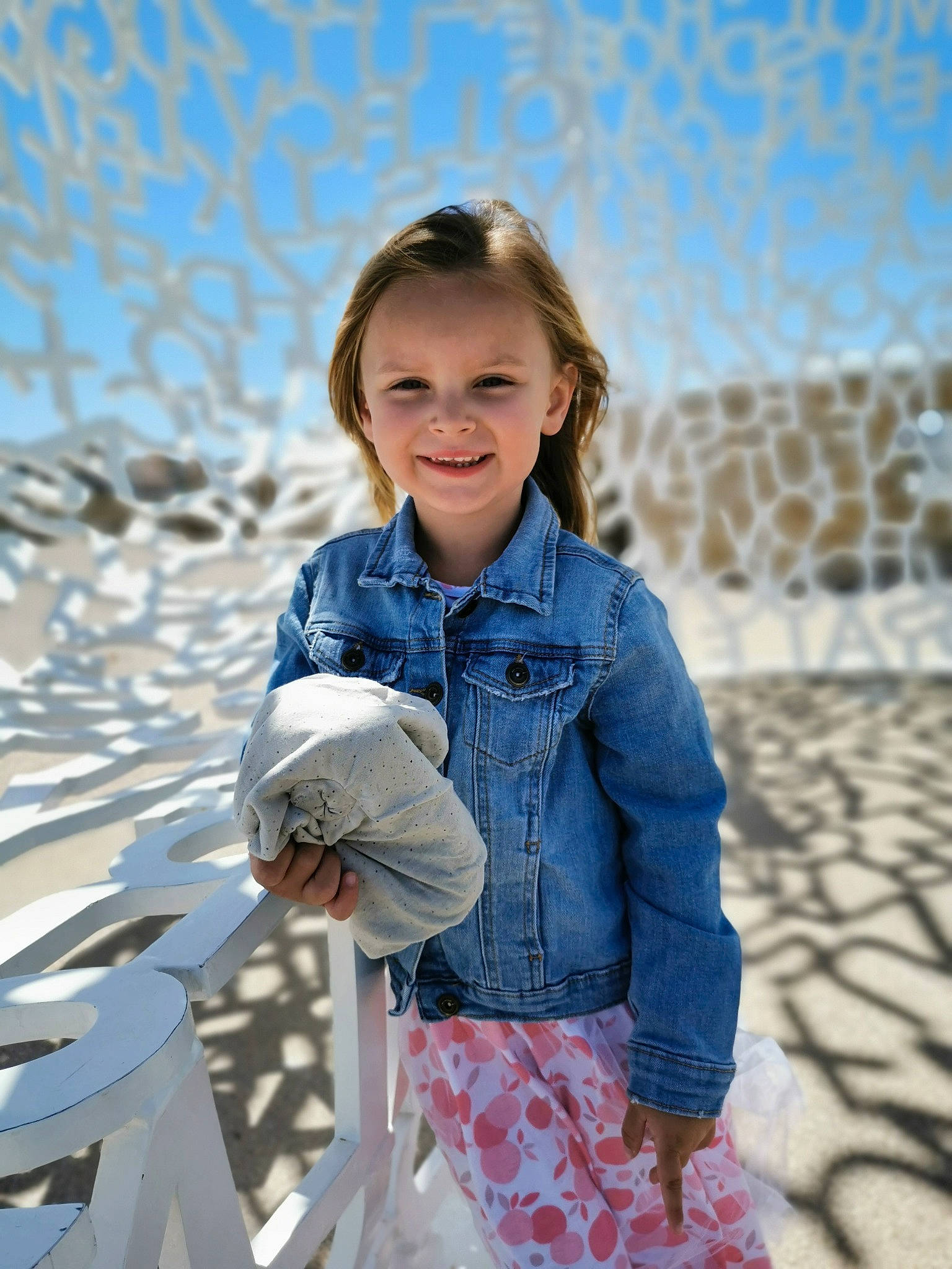 Stella a rejoint le concours — aidez-le/la à gagner de superbes lots ! azure, blue, clothing, flash_photography, fun, grass, hair, happy, head, joy, leisure, people_in_nature, person, sky, sleeve, smile, standing, street_fashion, summer, sunlight
