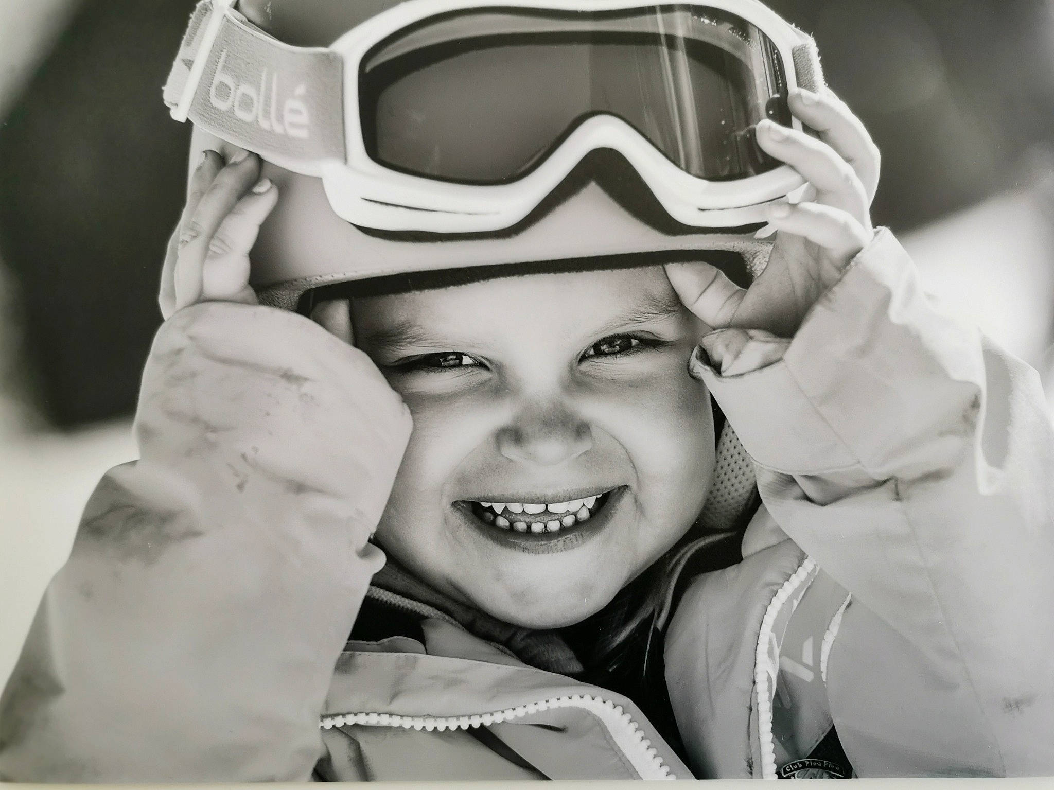 Stella participe au concours pour gagner de l'argent avec cette photo : black, eye, eyebrow, eyewear, face, flash_photography, gesture, hairstyle, hand, happy, head, human, human_body, joy, mouth, nose, person, photograph, skin, smile
