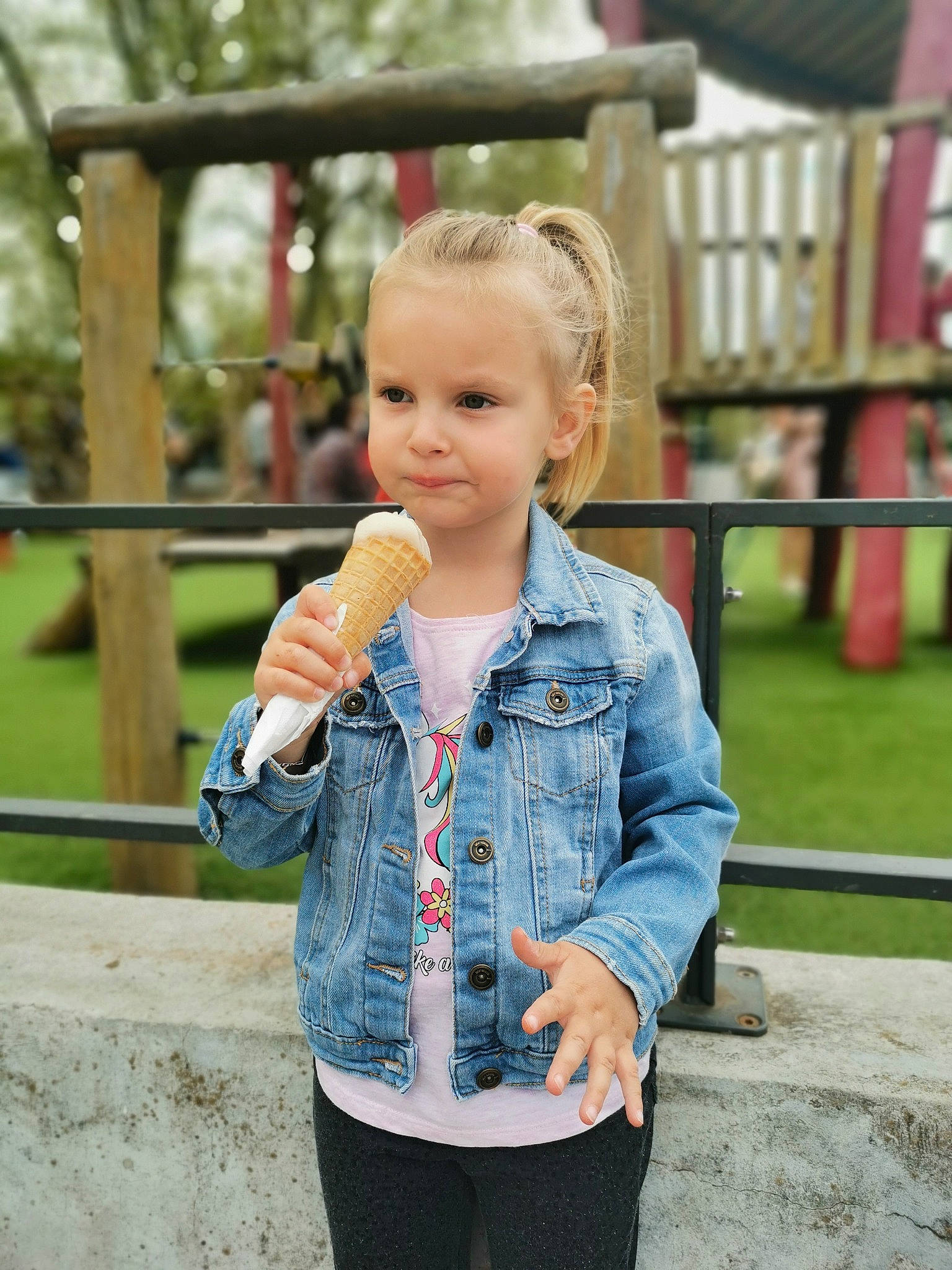 Stella a rejoint le concours — aidez-le/la à gagner de superbes lots ! blond, child, denim, electric_blue, fun, grass, happy, jacket, leisure, mammal, person, plant, public_space, recreation, sitting, sleeve, spring, standing, street_fashion, toddler