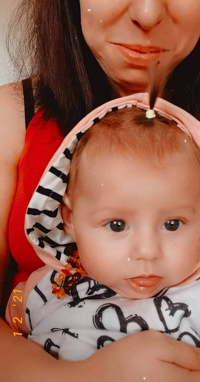 Kalya a rejoint le concours — aidez-le/la à gagner de superbes lots ! baby, baby_toddler_clothing, cheek, chin, ear, eye, eyebrow, eyelash, forehead, hairstyle, head, iris, lip, mouth, neck, nose, organ, person, skin, sleeve