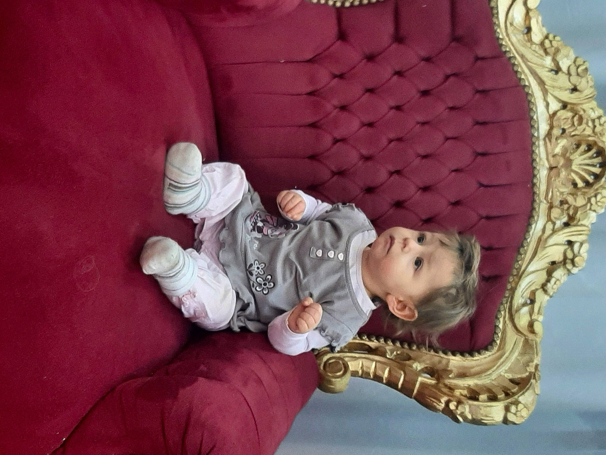 Kalya participe au concours pour gagner de l'argent avec cette photo : baby, baby_products, baby_sleeping, baby_toddler_clothing, bed, bedding, child, comfort, eye, fashion_accessory, happy, headgear, home_accessories, jewellery, linens, person, room, sitting, throw_pillow, toddler