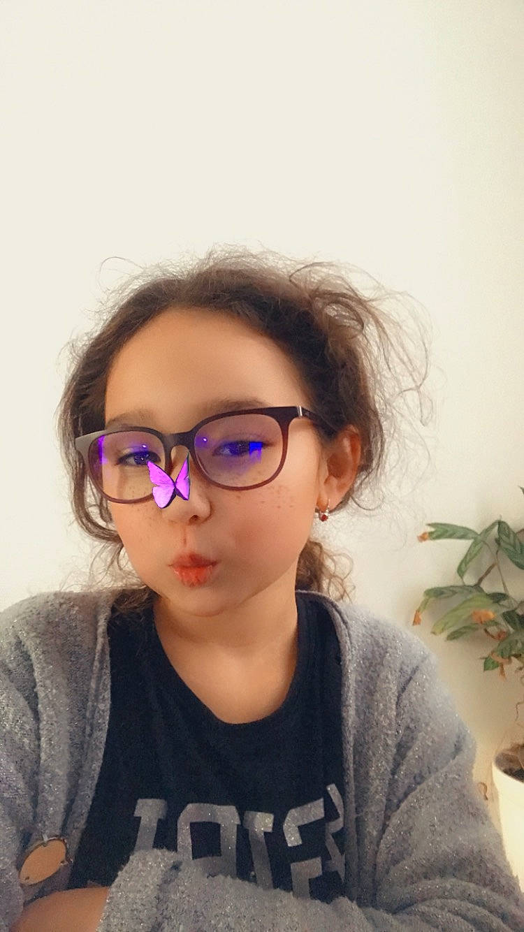 Cloé a rejoint le concours — aidez-le/la à gagner de superbes lots ! cheek, chin, eye, eyebrow, eyelash, eyewear, flowerpot, forehead, glasses, head, houseplant, lip, mouth, neck, nose, person, plant, shoulder, skin, smile