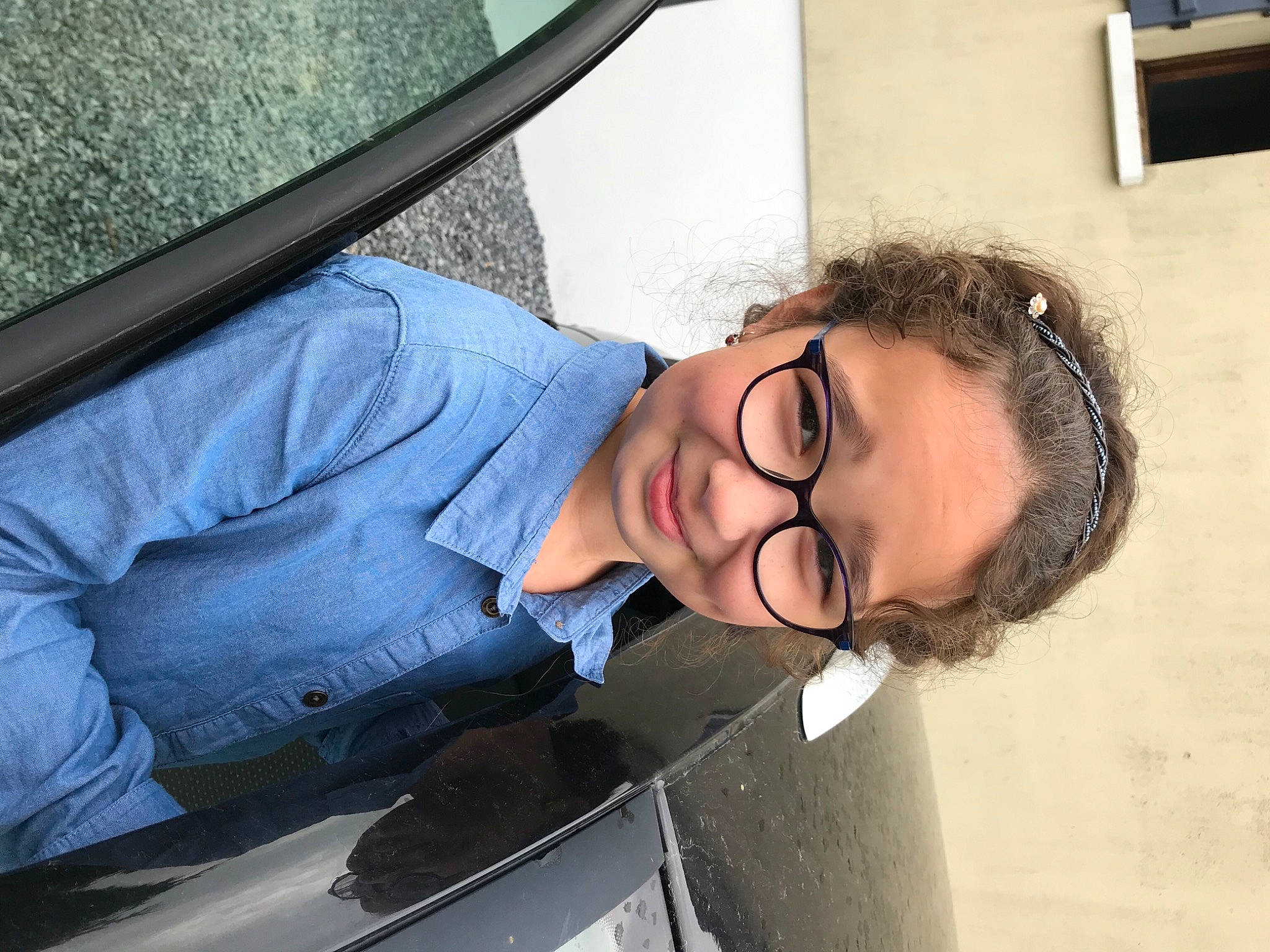 Cloé a rejoint le concours — aidez-le/la à gagner de superbes lots ! auto_part, automotive_design, automotive_exterior, automotive_window_part, car, eyewear, family_car, gesture, glass, glasses, hood, joy, luxury_vehicle, motor_vehicle, mouth, person, personal_luxury_car, vehicle, vehicle_door, vision_care