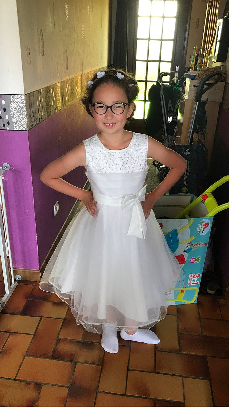 Cloé participe au concours pour gagner de l'argent avec cette photo : bridal_accessory, child, day_dress, dress, event, eyewear, fashion_design, flooring, formal_wear, fun, glasses, hair, happy, human_body, human_leg, joy, person, purple, shoulder, toddler