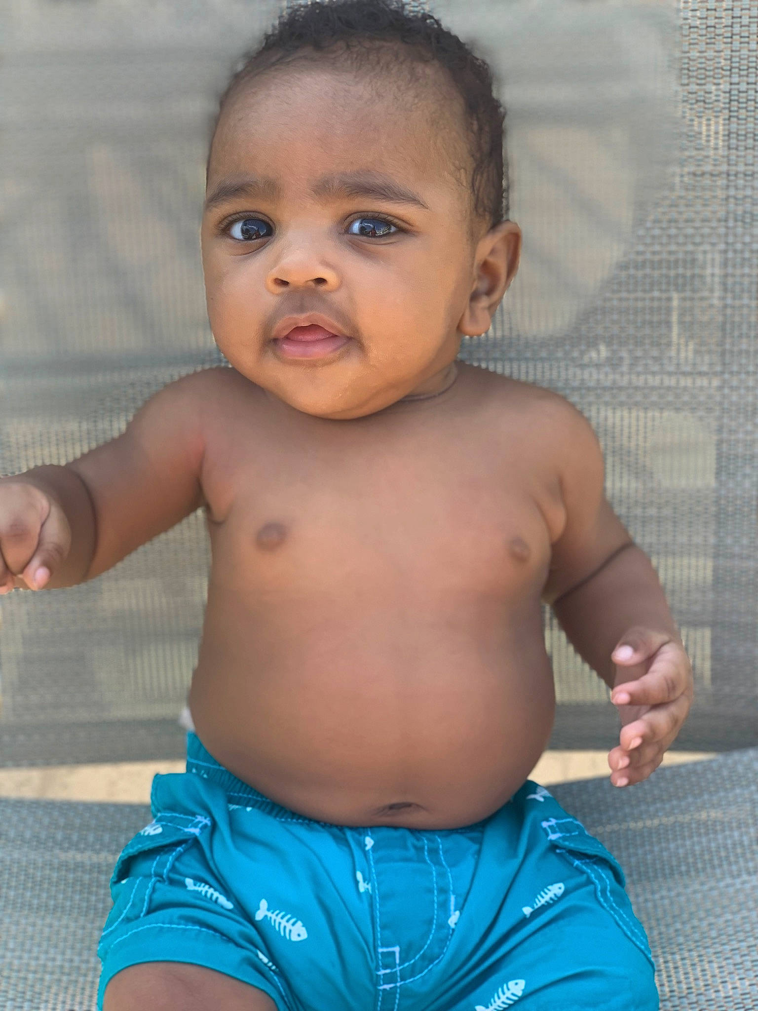 King is registered to the contest to win money with this photo: blue, cheek, chin, eye, eyebrow, hair, hand, head, human_body, iris, lip, mouth, muscle, neck, nose, organ, person, photograph, shoulder, skin